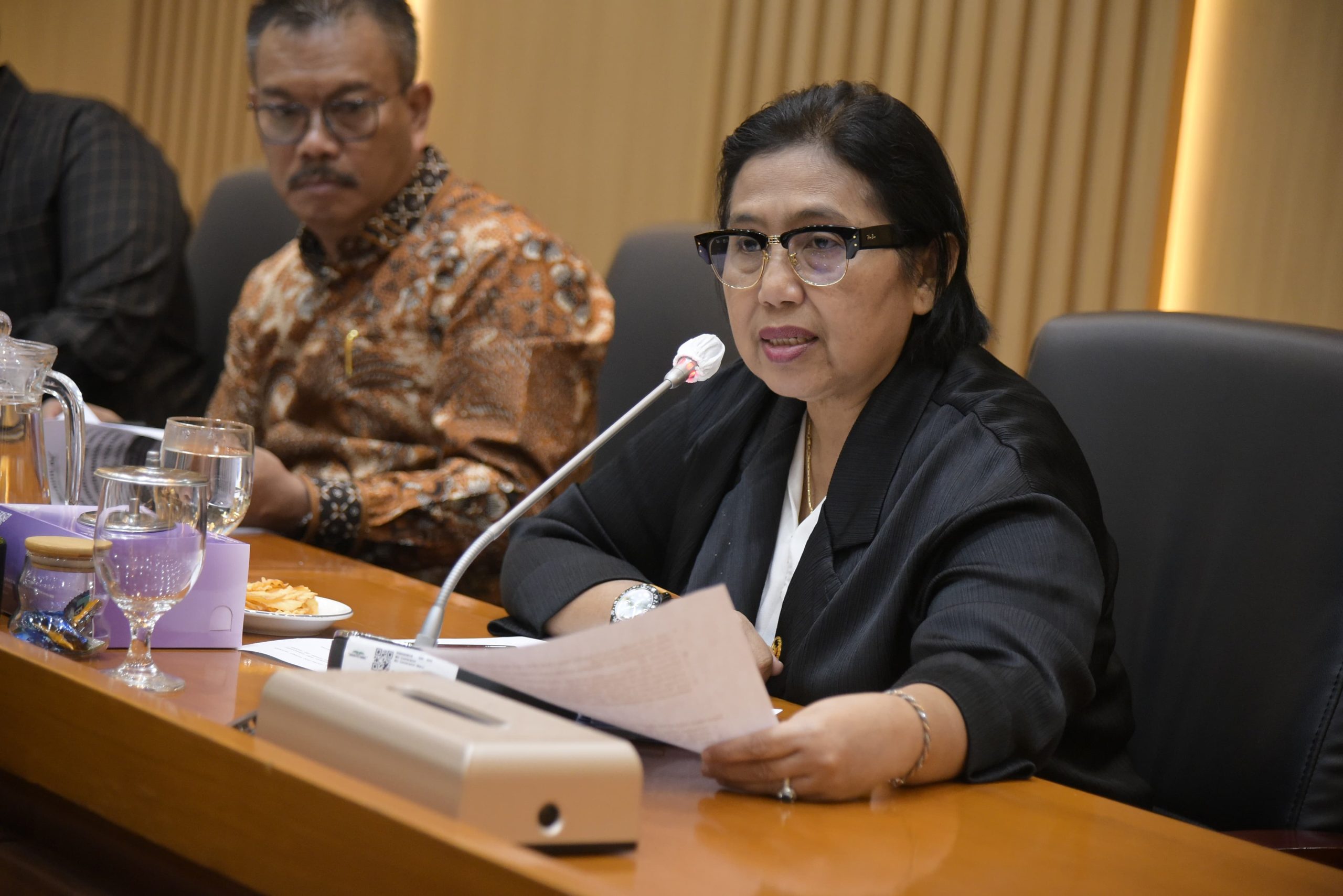 Anggota Komisi IX DPR RI Irma Suryani Chaniago, saat mengikuti Rapat Kerja Komisi IX dengan kepala BKD Setjen DPR, di Gedung DPR, Senin (24/2/2025). Foto: Munchen/vel.