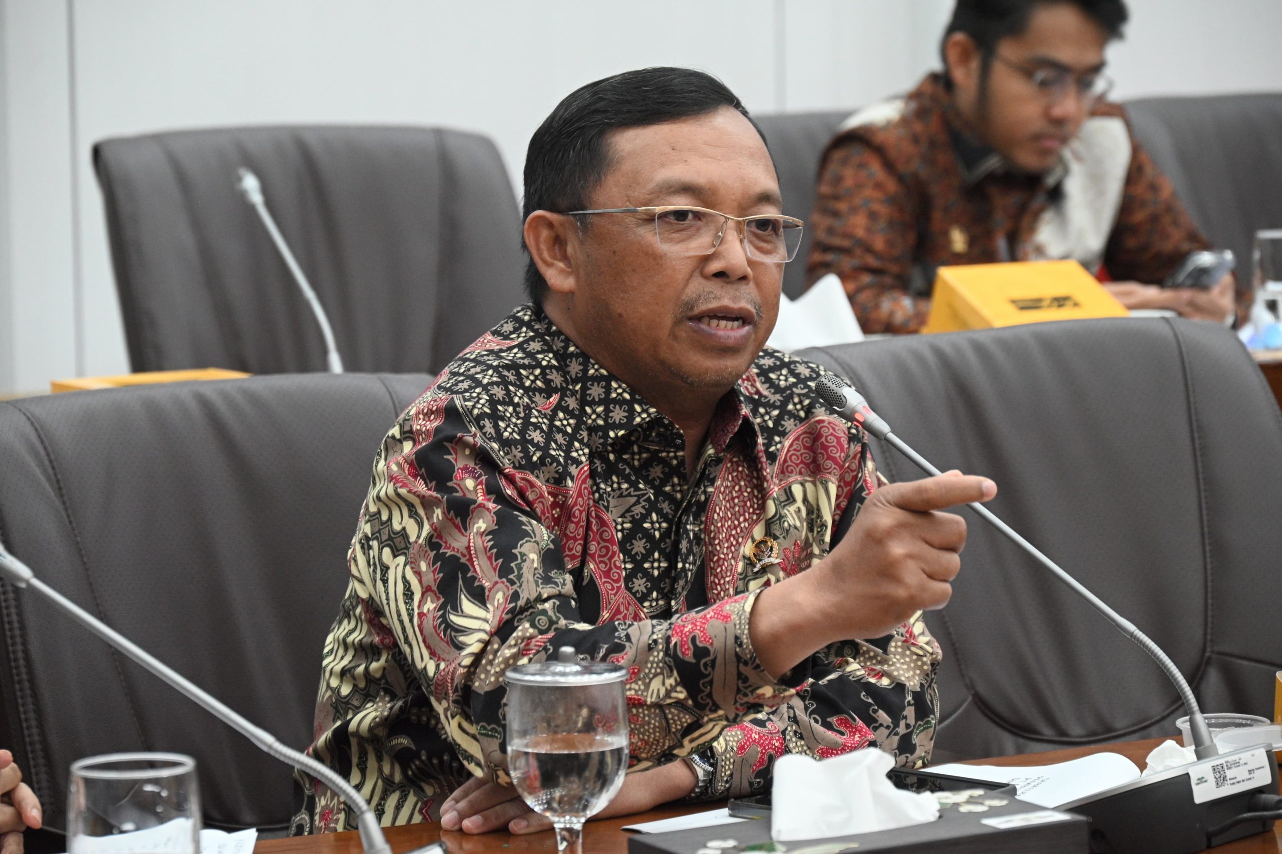 Anggota Komisi VI DPR RI, Herman Khaeron, saat mengikuti Rapat Dengar Pendapat Umum (RDPU) dengan Perkumpulan Pensiunan Jiwasraya dan Pengurus Pusat Perkumpulan Pensiunan Pupuk Kaltim (PP-PKT). Foto: Farhan/vel.