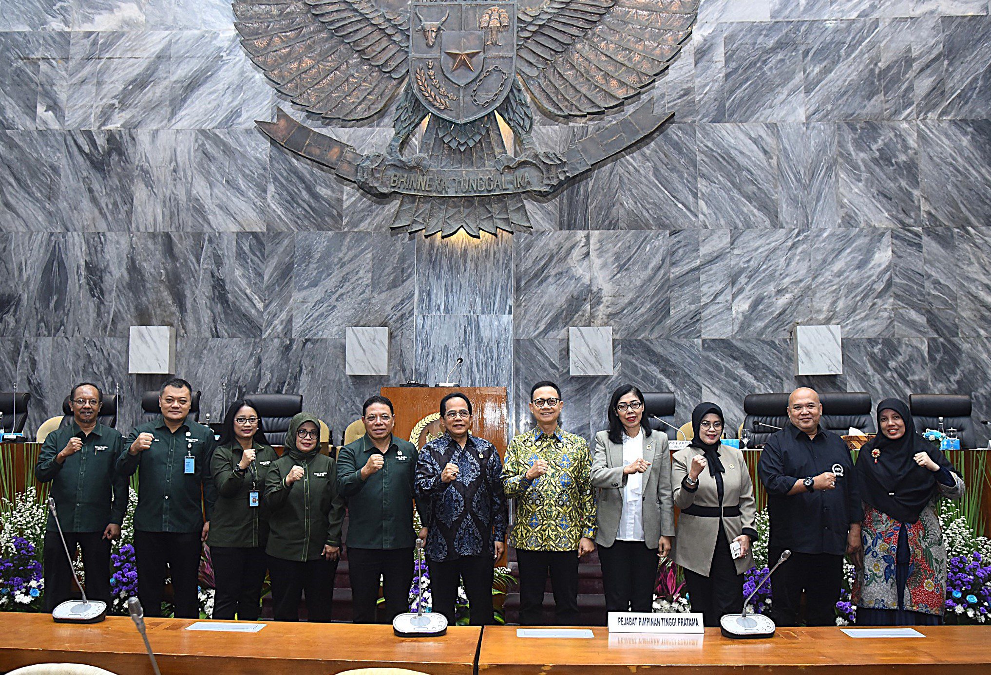 Sekretaris Jenderal DPR RI Indra Iskandar foto bersama usai membuka agenda Orientasi Tenaga Ahli Alat Kelengkapan Dewan Masa Keanggotaan 2024-2029 di Gedung Nusantara, Senayan, Jakarta, Rabu (12/2/2024). Foto : Runi/Andri.