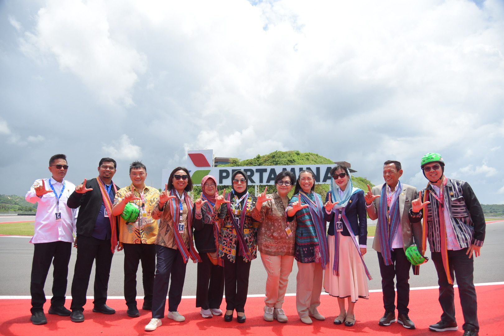 Wakil Ketua Komisi VII DPR RI Evita Nursanty, dalam foto bersama dengan tim saat melakukan Kunjungan Kerja Spesifik ke Lombok Barat, Nusa Tenggara Barat, Rabu (27/2/2025). Foto: Aaron/vel.