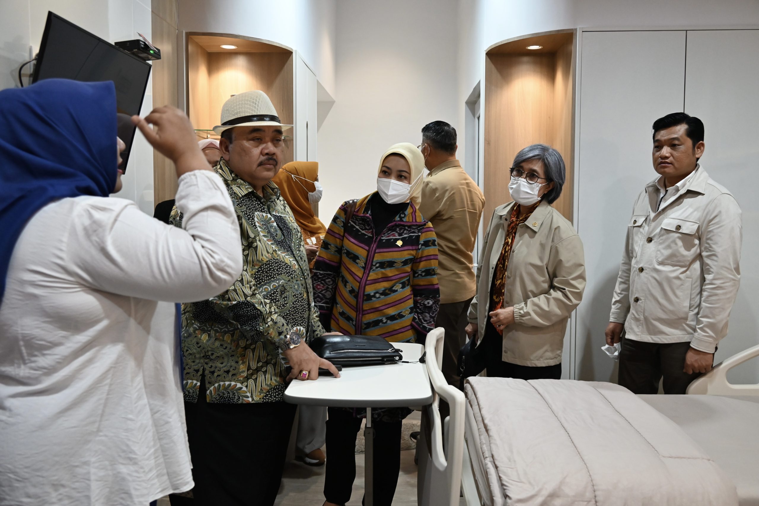 Wakil BURT DPR RI, Indah Kurniawati, bersama tim saat kunjungan kerja ke RS Pertamedika Ummi Rosnati Banda Aceh, Senin (24/2/2025). Foto: Yasmin/vel.