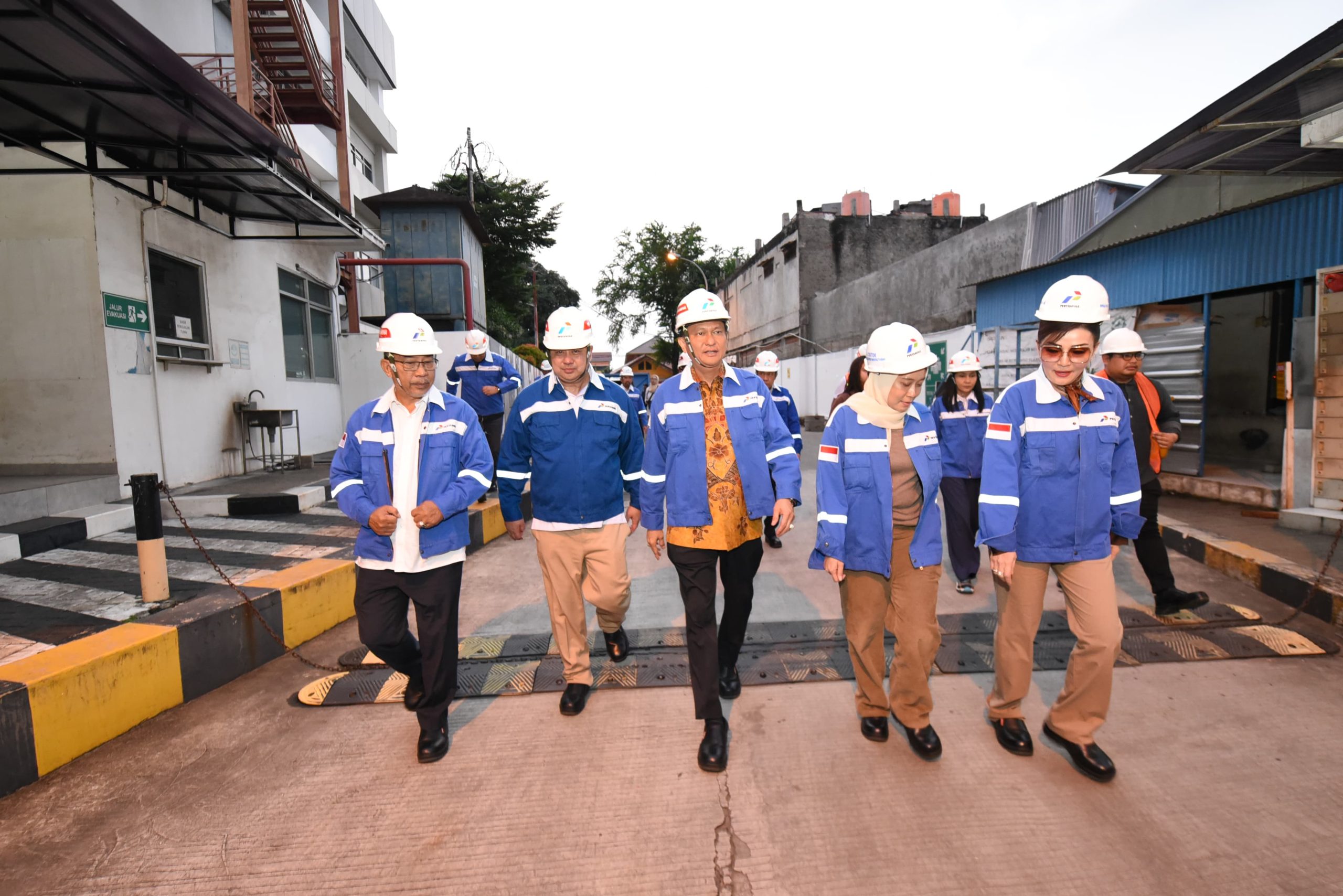 Ketua Komisi XII DPR RI Bambang Patijaya, saat memimpin tim Komisi XII DPR RI dalam inspeksi mendadak (sidak) ke Stasiun Pengisian Bulk Elpiji (SPBE) PT Sodikun dan sub-pangkalan di Jakarta Barat, Senin (10/2/2025). Foto: Jaka/vel.