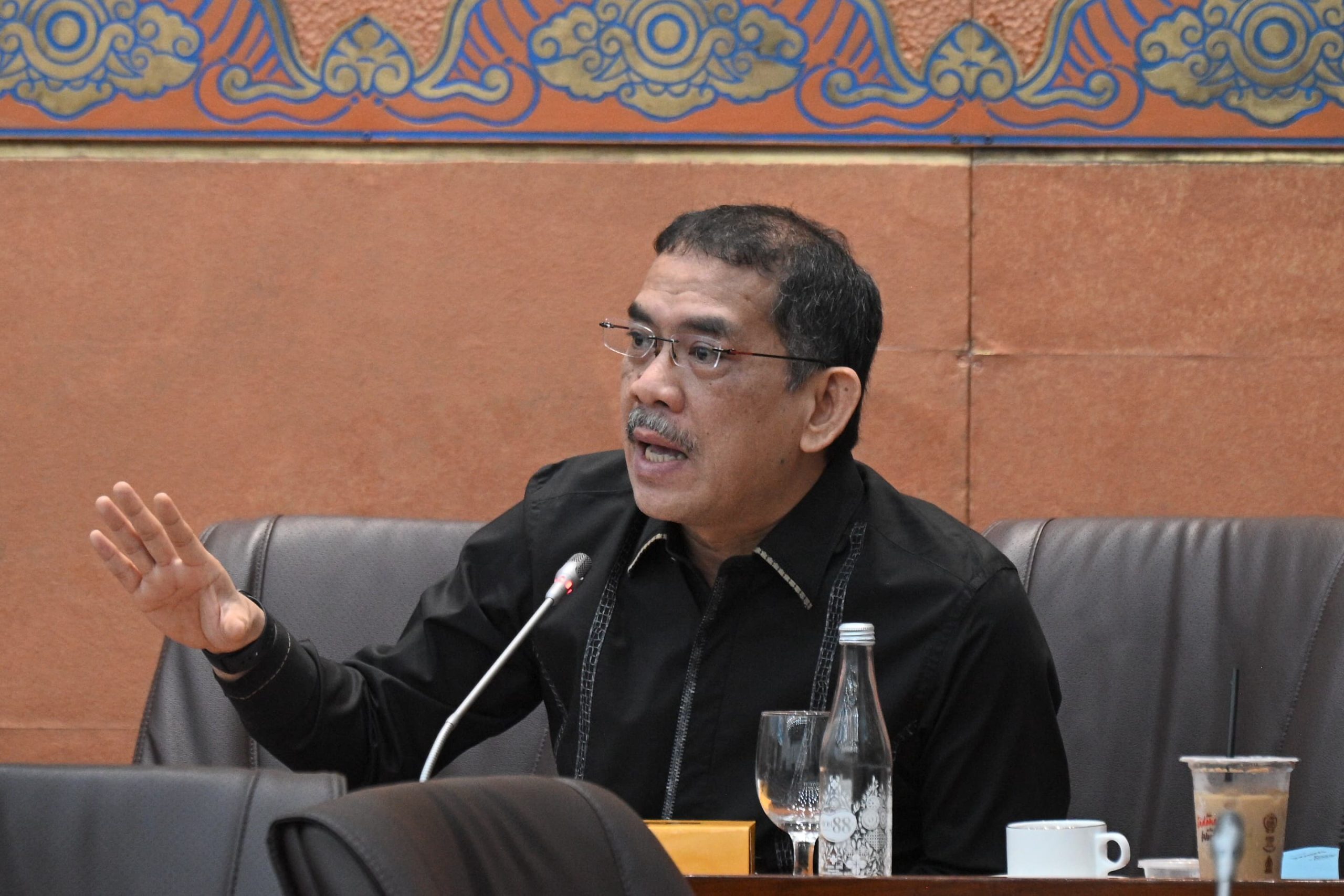 Anggota Komisi VI DPR RI Asep Wahyuwijaya, saat Rapat Kerja Komisi VI DPR RI bersama Menteri BUMN Erick Thohir, Menteri Perdagangan Budi Santoso, serta perwakilan BPKN dan KPPU di Gedung Nusantara I, DPR RI, Senayan, Jakarta, Kamis (13/2/2025). Foto: Farhan/vel.