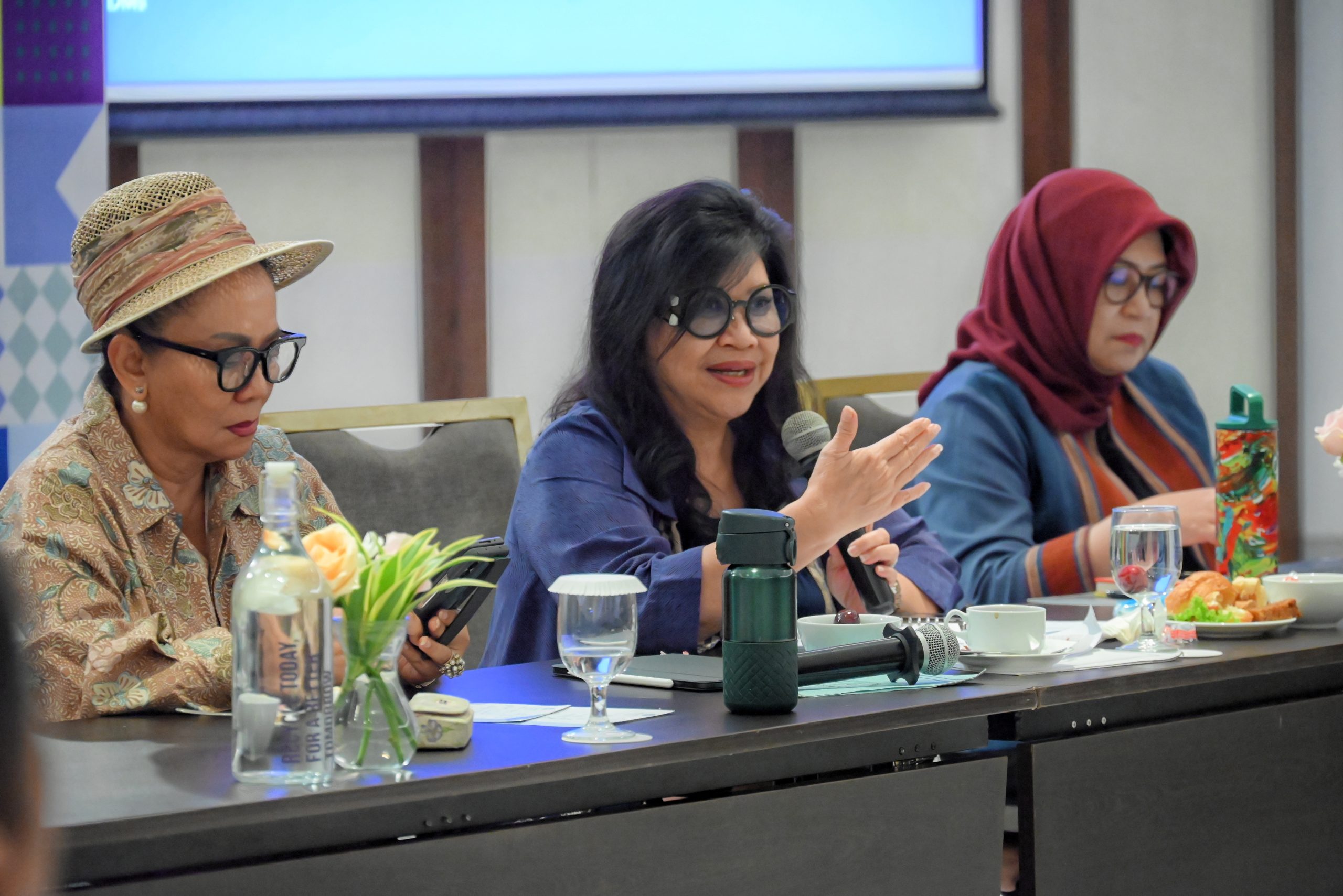 Wakil Ketua Komisi VII DPR RI, Evita, saat memimpin pertemuan dengan Pemda Yogyakarta serta pelaku industri pariwisata di Yogyakarta, Kamis (13/2/2025). Foto: Mentari/vel.