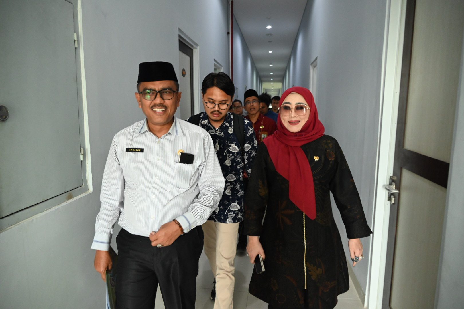 Ketua Kunjungan Kerja, Lisda Hendrajoni (kanan), saat melihat langsung kondisi fasilitas Asrama Embarkasi Haji Padang Panjang, di Sumatera Barat, Rabu, (26/2/24). Foto: Ubed/vel.