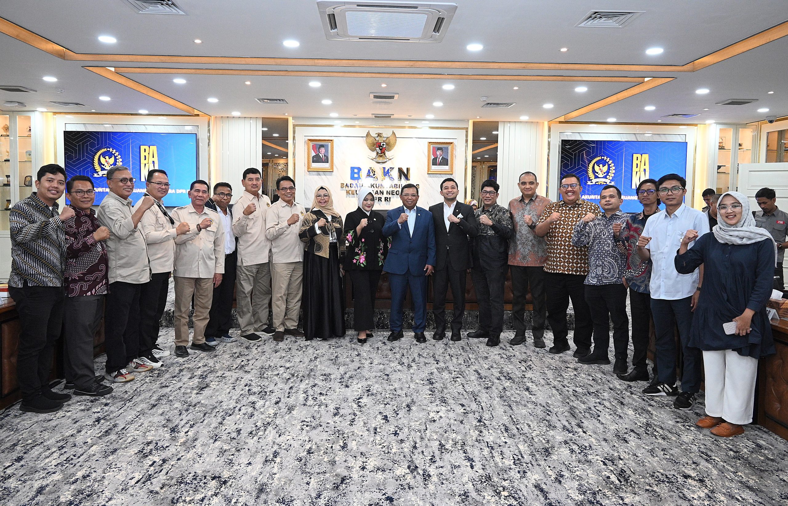 Wakil Ketua BAKN DPR RI, Herman Khaeron foto bersama usai memimpin Rapat Dengar Pendapat Umum (RDPU) untuk menelaah efektivitas subsidi pupuk di Indonesia di Nusantara II, Senayan, Jakarta, Selasa (11/2/2025). Foto : Farhan/Andri.