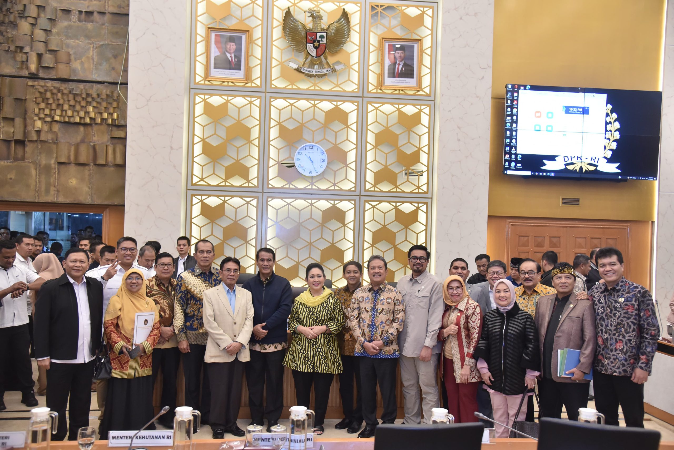 Ketua Komisi IV DPR RI Siti Hediati Hariyadi, bersama anggota komisi IV lainnya dalam foto bersama usai rapat kerja efisiensi anggaran di Gedung DPR, Kamis (14/2/2025). Foto: Azka/vel.