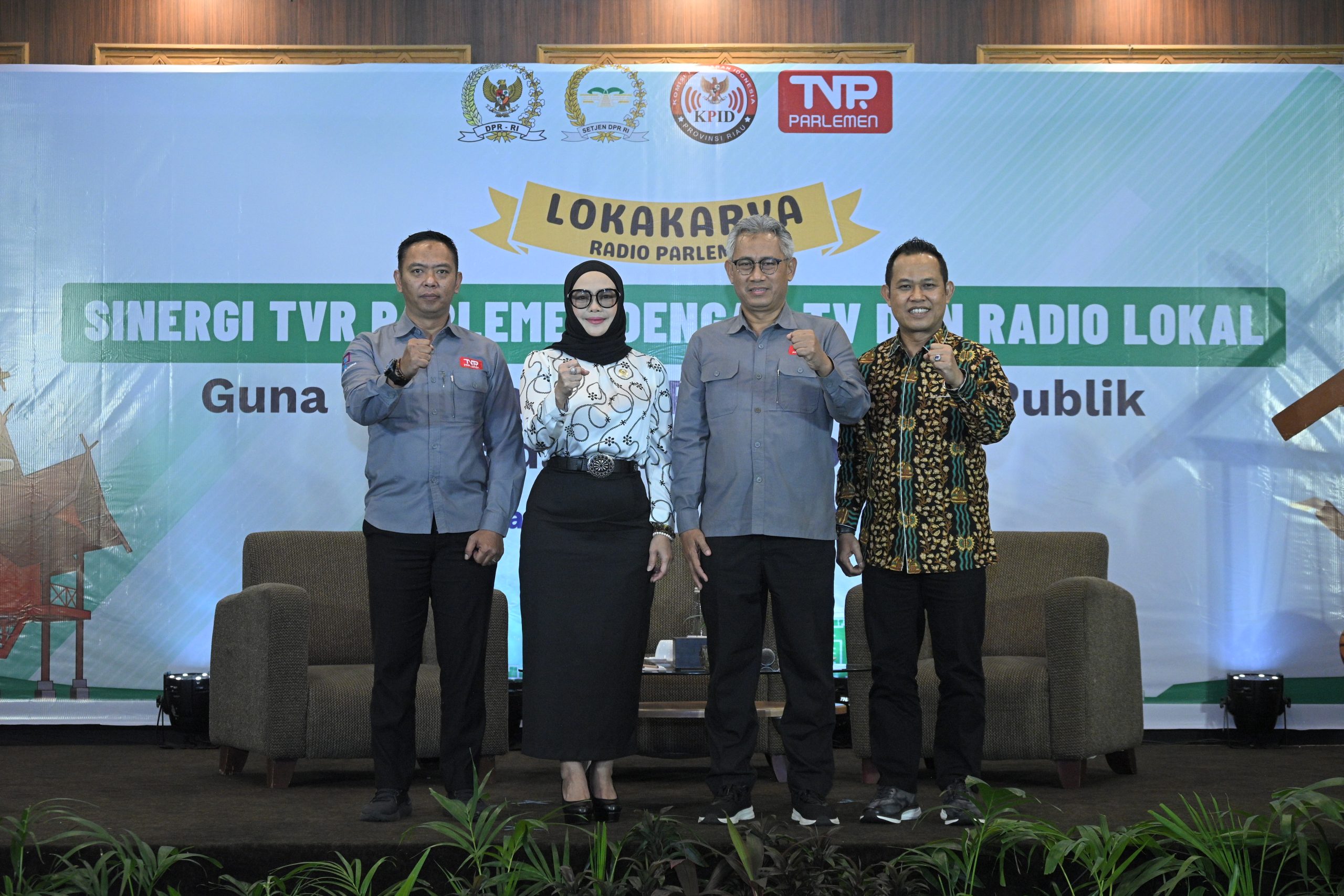 Anggota Komisi XII DPR RI Iyeth Bustami (dua dari kiri), dalam foto bersama saat menghadiri Lokakarya bersama dengan Komisi Penyiaran Indonesia Daerah (KPID) Provinsi Riau, dan juga tv maupun radio lokal Riau, di Kota Pekanbaru, Provinsi Riau, Kamis (27/2/2025). Foto: Farhan/vel.