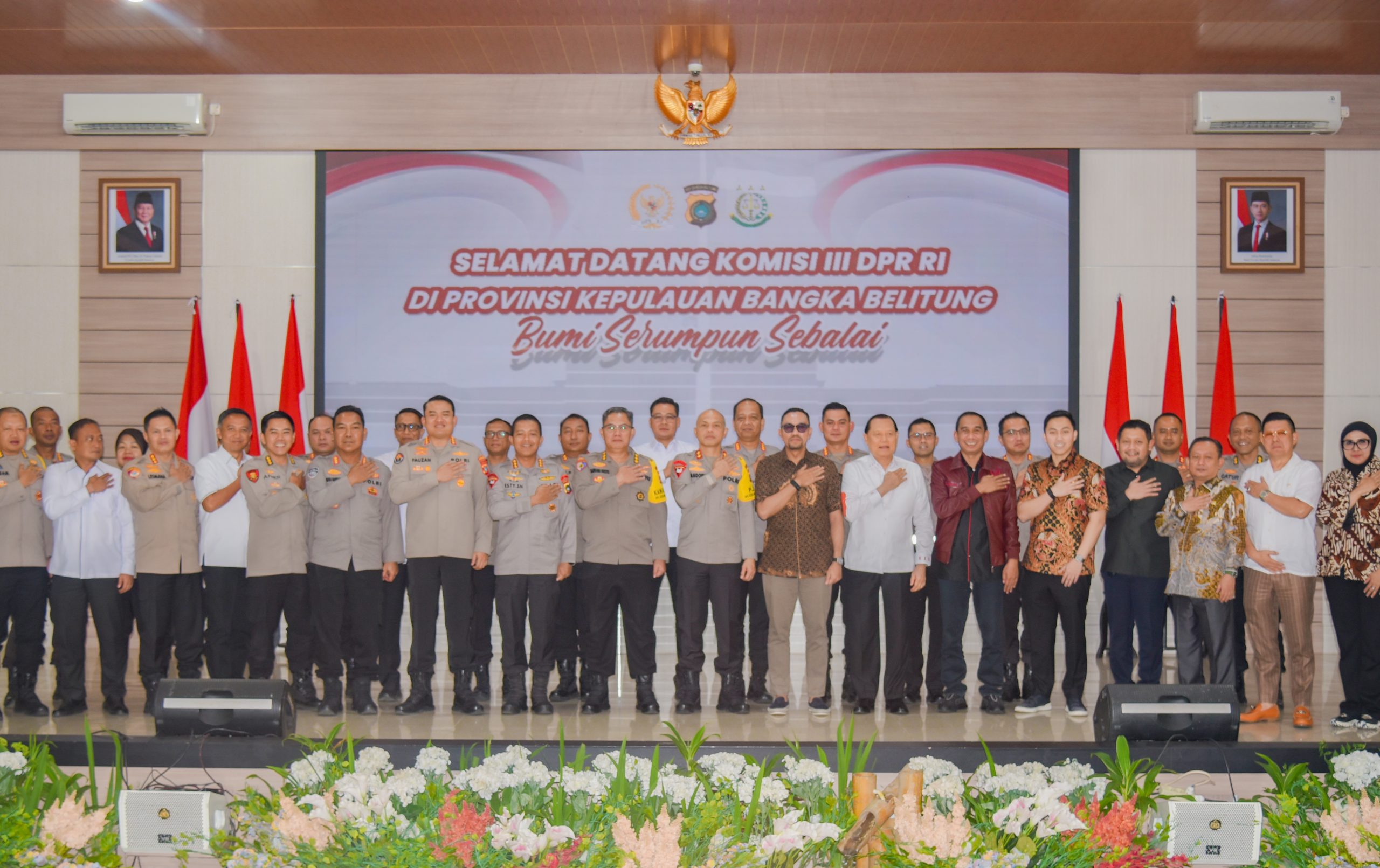 Tim Kunjungan Kerja Spesifik Komisi III DPR RI saat foto bersama usai pertemuan di Kota Pangkalpinang, Provinsi Bangka Belitung, Kamis (13/2/2025). Foto: Aisyah/vel.