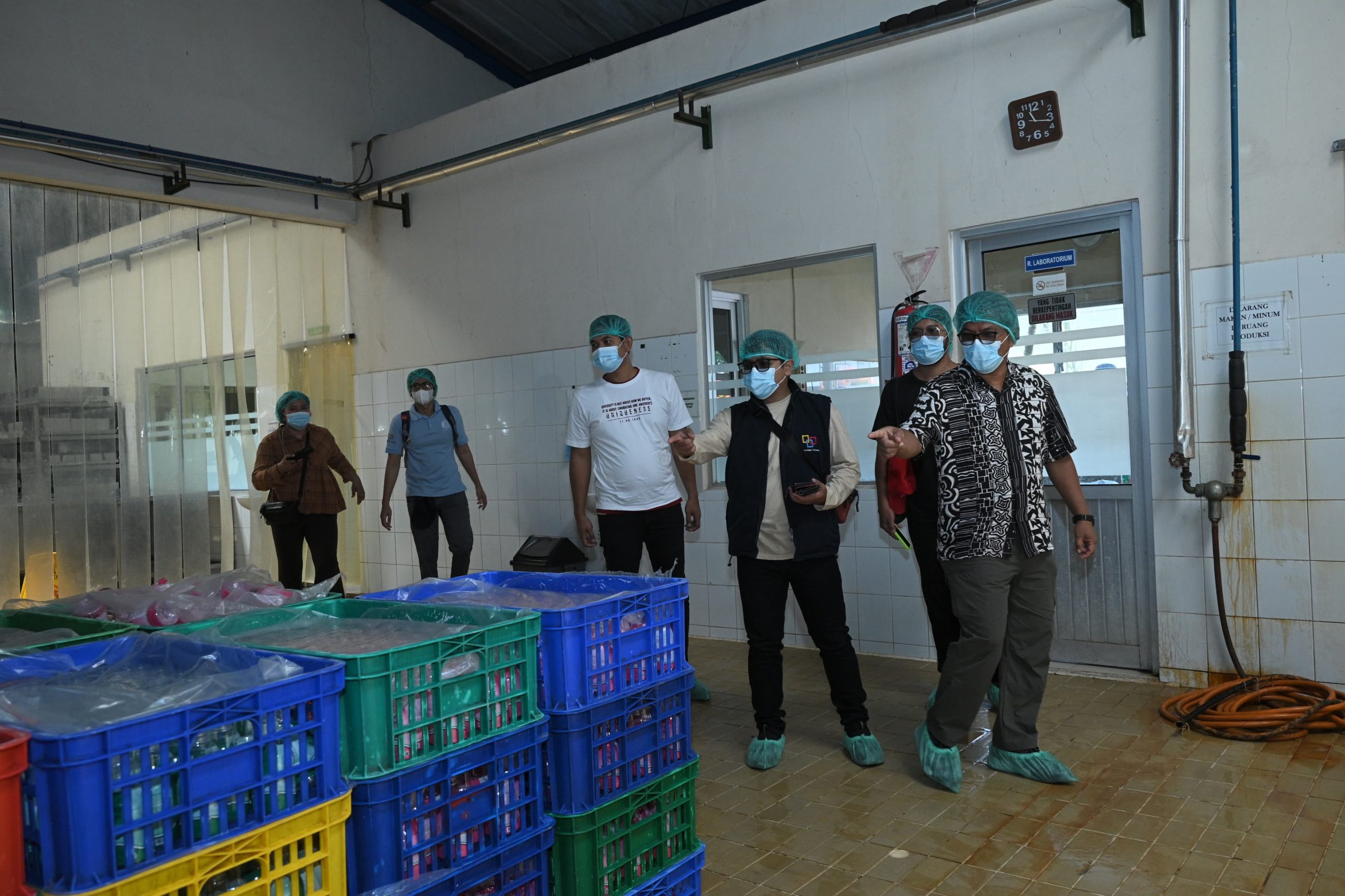 Rombongan DPR RI serta wartawan saat mengunjungi industri pengolahan susu di Koperasi Peternakan Bandung Selatan (KPBS) Pangalengan, Sabtu (15/2/2025). Foto: Farhan/vel.