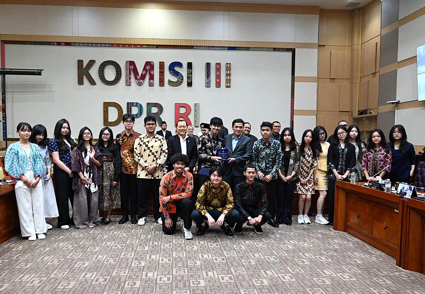 Ketua Komisi III DPR RI Habiburokhman foto bersama usai RDPU dengan Presiden Jakarta Model Congress di Gedung Nusantara I, DPR RI, Senayan, Jakarta, Selasa (18/2/2025). Foto : Devi/Andri.