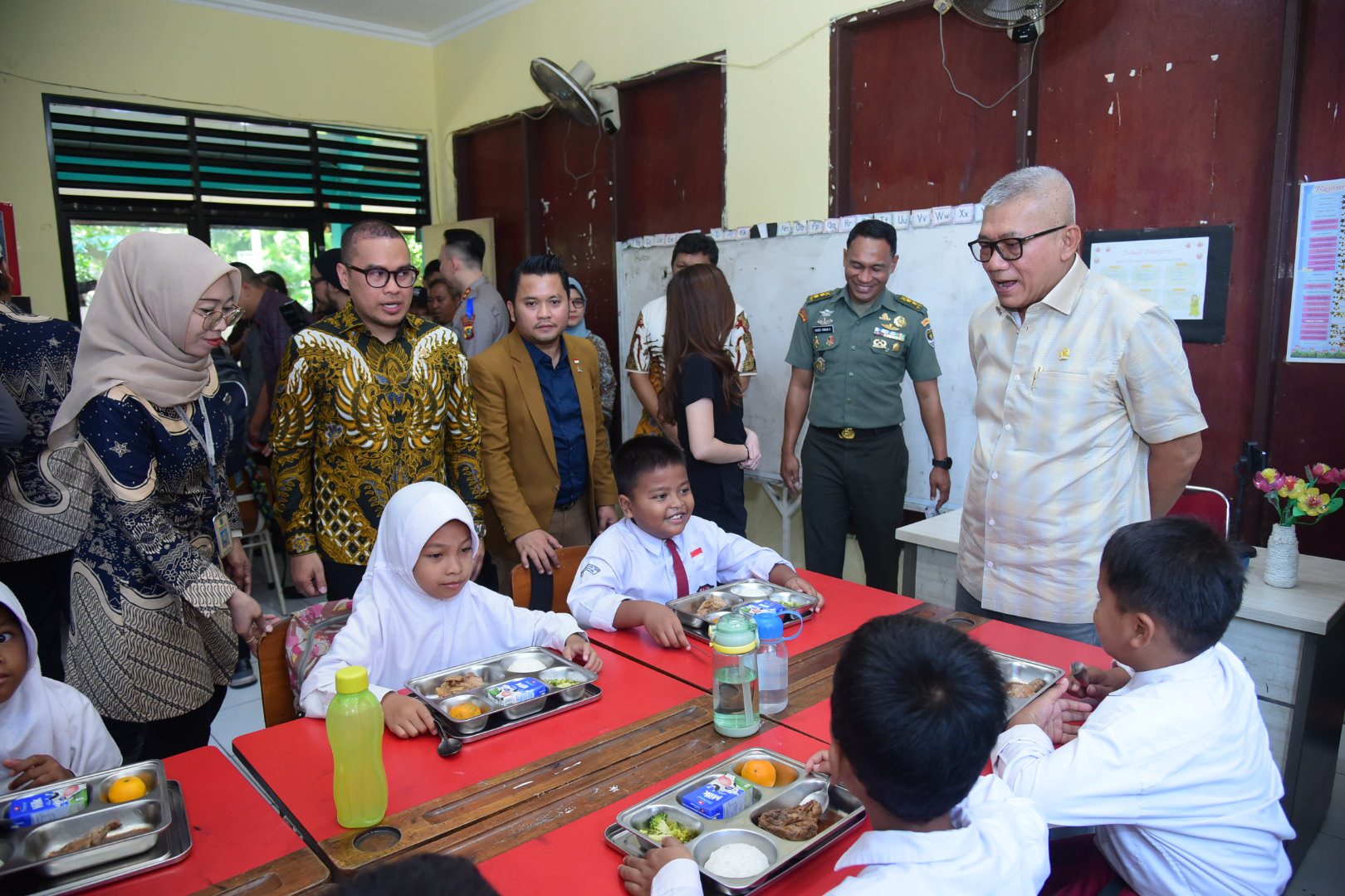 Wakil Ketua Badan Aspirasi Masyarakat (BAM) DPR RI, Agun Gunandjar Sudarsa, saat meninjau pelaksanaan makan bergizi gratis di SDN Lengkong Gudang Timur, Tangsel, Banten, Kamis (13/2/2025). Foto: Oji/vel.