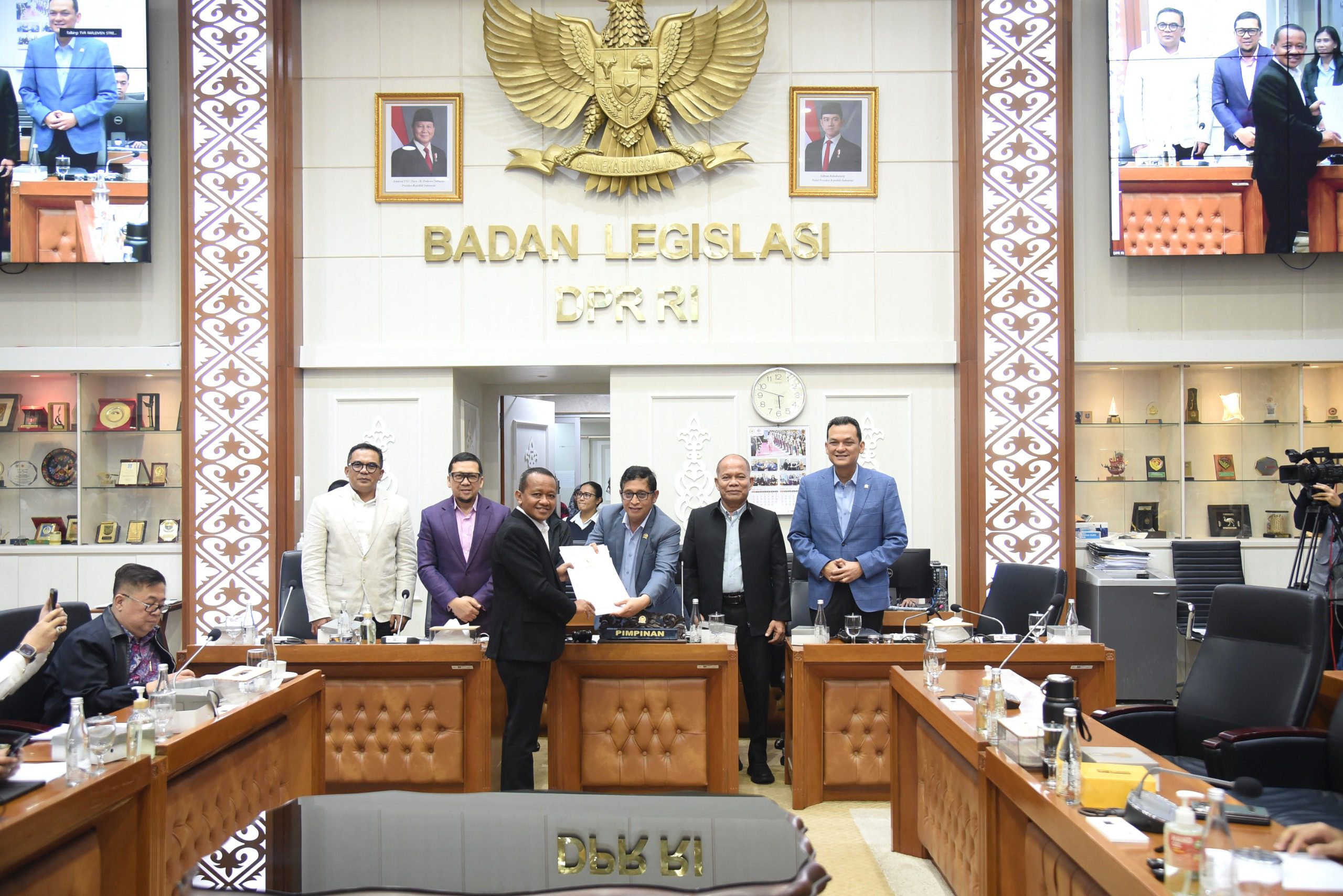Baleg DPR RI saat menggelar rapat dengan Tim Perumus (Timsus) dan Tim Sinkronisasi (Timsin) terkait pembahasan Daftar Inventarisasi Masalah (DIM) RUU tentang Perubahan Keempat atas UU Nomor 4 Tahun 2009 tentang Pertambangan Mineral dan Batu Bara (Minerba), di Kompleks Parlemen, Jakarta, Senin (17/2/2025). Foto: Geraldi/vel.
