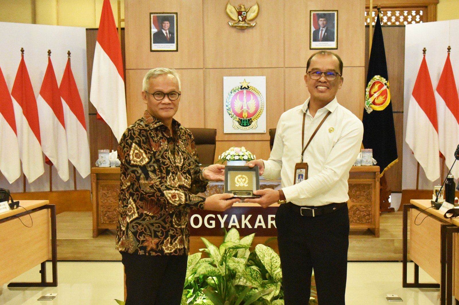 Wakil Ketua Komisi II DPR RI Aria Bima (kiri), saat bertukar cenderamata usai pertemuan Kunjungan Kerja Komisi II DPR RI di Yogyakarta, Rabu (19/02/2025). Foto: Tiara/vel.