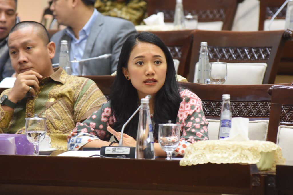 Anggota Komisi XI DPR RI Putri Komarudin, saat mengikuti Rapat Dengar Pendapat (RDP) Komisi XI DPR RI dengan Direktur Eksekutif Lembaga Pembiayaan Ekspor Indonesia (LPEI), di Gedung Nusantara I, Senayan, Jakarta, Jumat (28/2/2025). Foto: Arief/vel.
