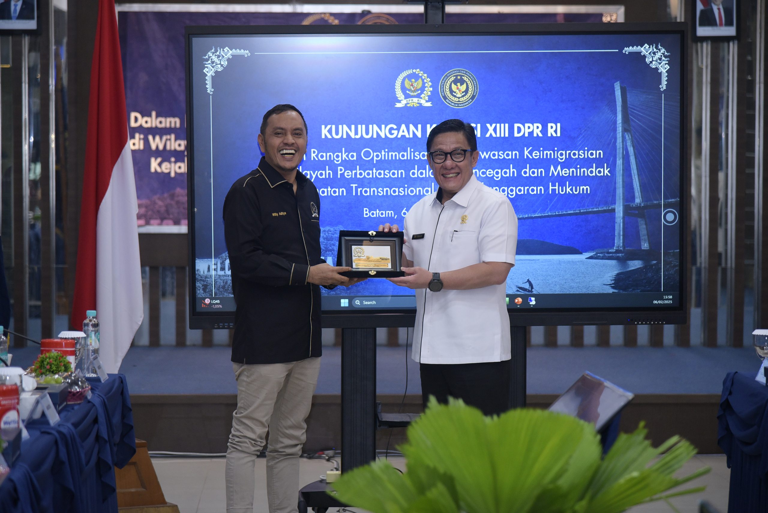Ketua Komisi XIII DPR RI Willy Aditya, saat bertukar cinderamata bersama Plt.Dirjen Imigrasi Saffar Muhammad Godam di Kanwil Dirjen Imigrasi Batam, Kepulauan Riau, Kamis (6/2/2025). Foto: Munchen/vel.