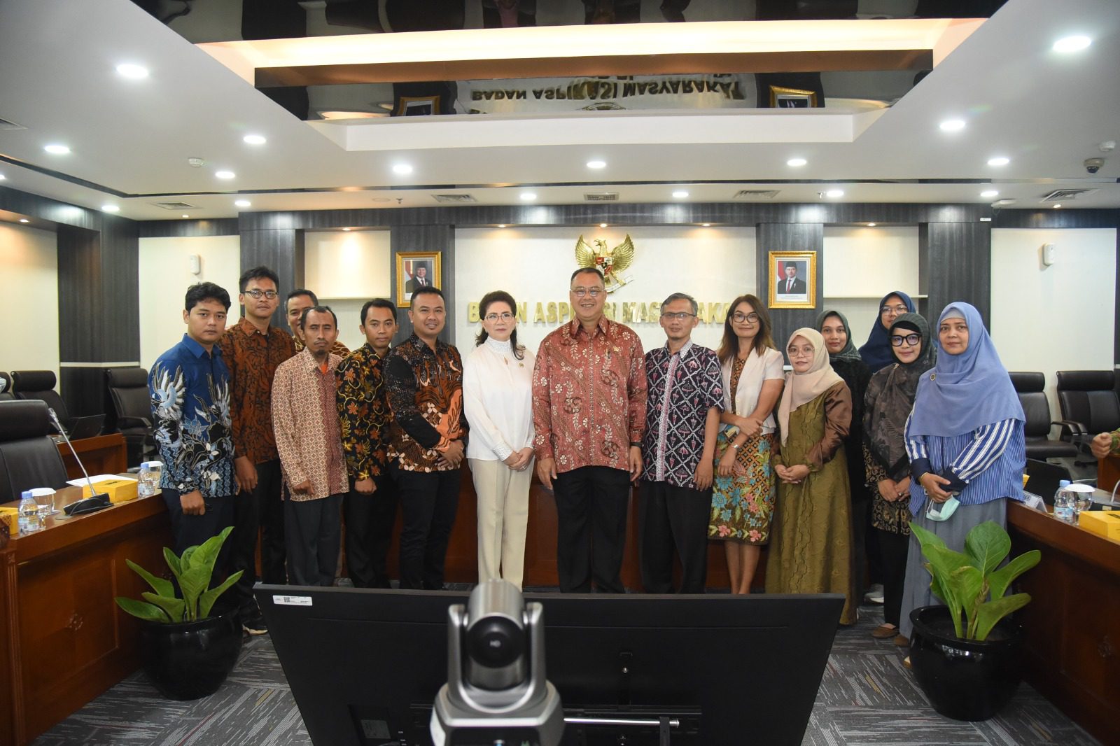 Anggota BAM DPR RI Harris Turino, didampingi Ellen Ester Pelealu, dalam foto bersama usai Rapat Dengar Pendapat Umum (RDPU) dengan Aliansi Pejuang Beasiswa Pendidikan Indonesia (BPI) di Nusantara II, Rabu (12/2/2025). Foto: Arief/vel.