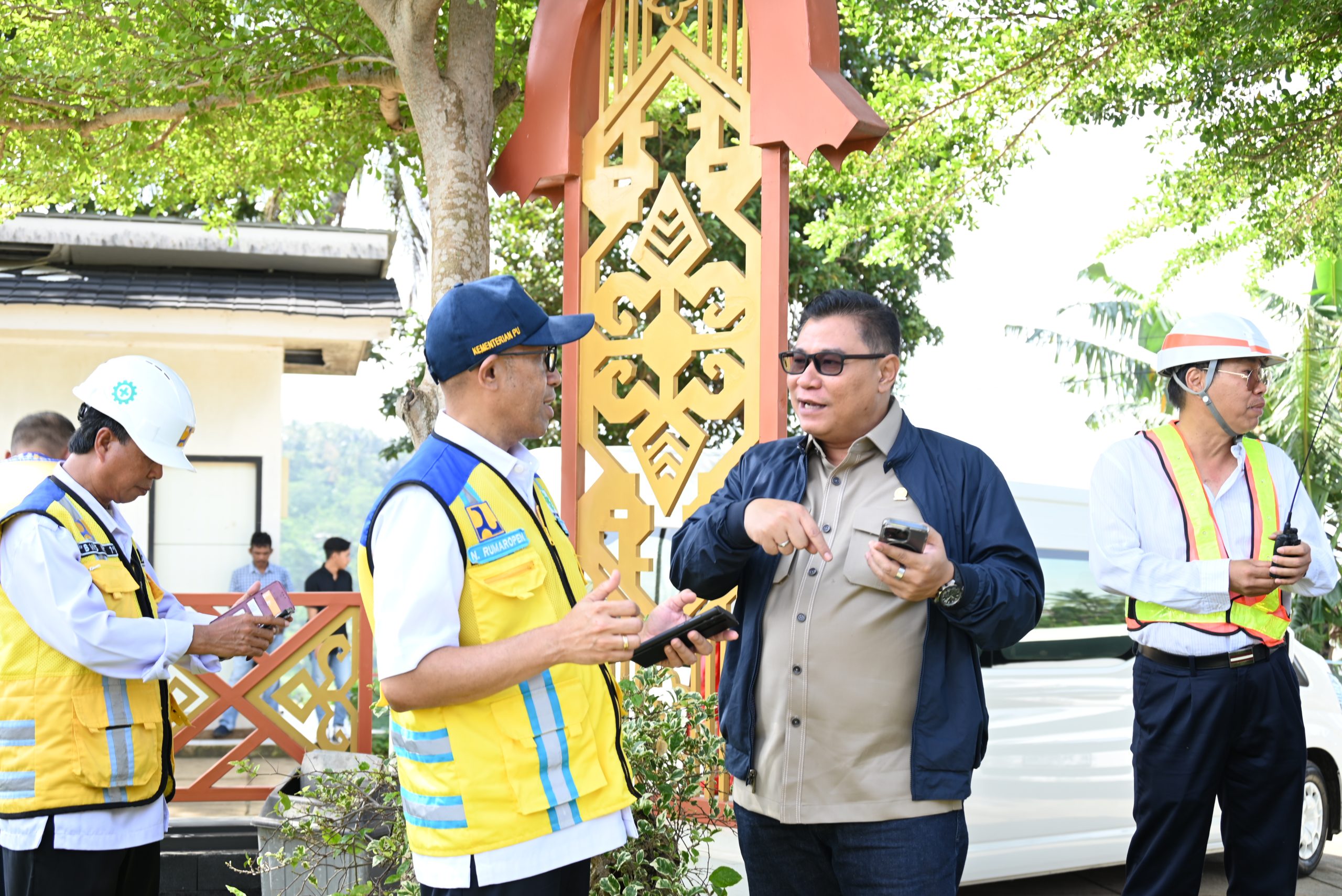 Anggota Komisi V Danang Wicaksana Sulistya, saat mengikuti agenda Kunjungan Kerja Spesifik Komisi V DPR RI ke Bendungan Meninting, Lombok Barat, NTB, Jumat (21/2/2025). Foto: Saum/vel.
