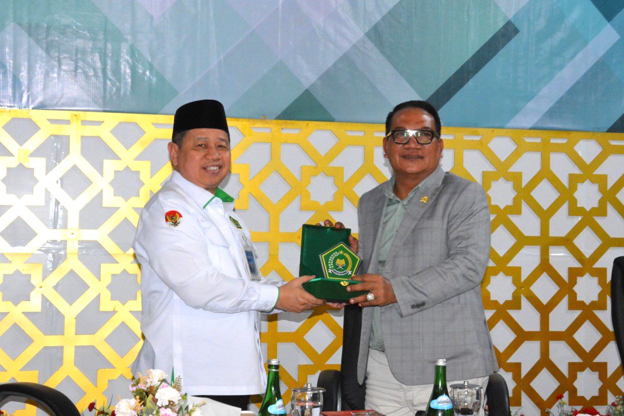 Anggota Komisi VIII DPR RI, Aprozi Alam (kanan), saat bertukar cenderamata usai pertemuan kunjungan kerja ke Asrama Haji Banjarmasin, Kalimantan Selatan, Rabu (26/2/2025). Foto: Ayu/vel.