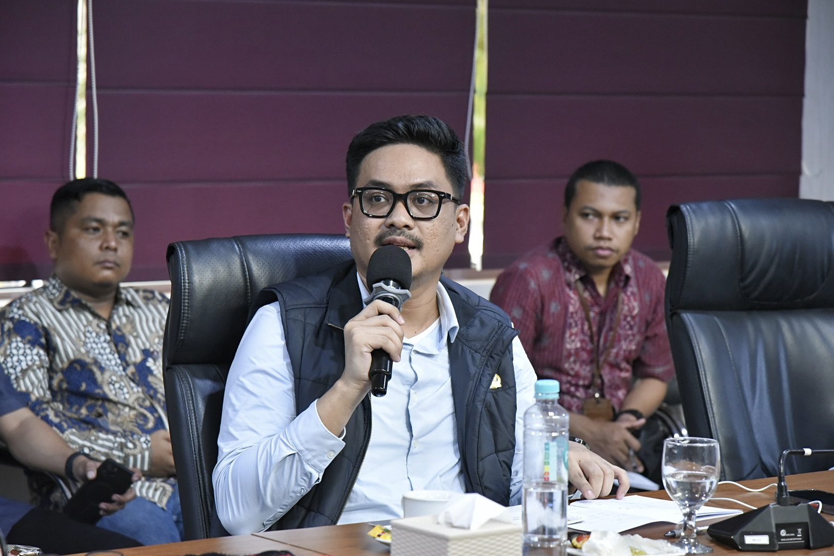 Anggota Komisi V DPR RI, Teguh Iswara Suardi, saat mengikuti kunjungan kerja Komisi V DPR RI di Sekolah Politeknik Pelayaran Malahayati Aceh, Jumat (21/2/2025). Foto: Dipa/vel.
