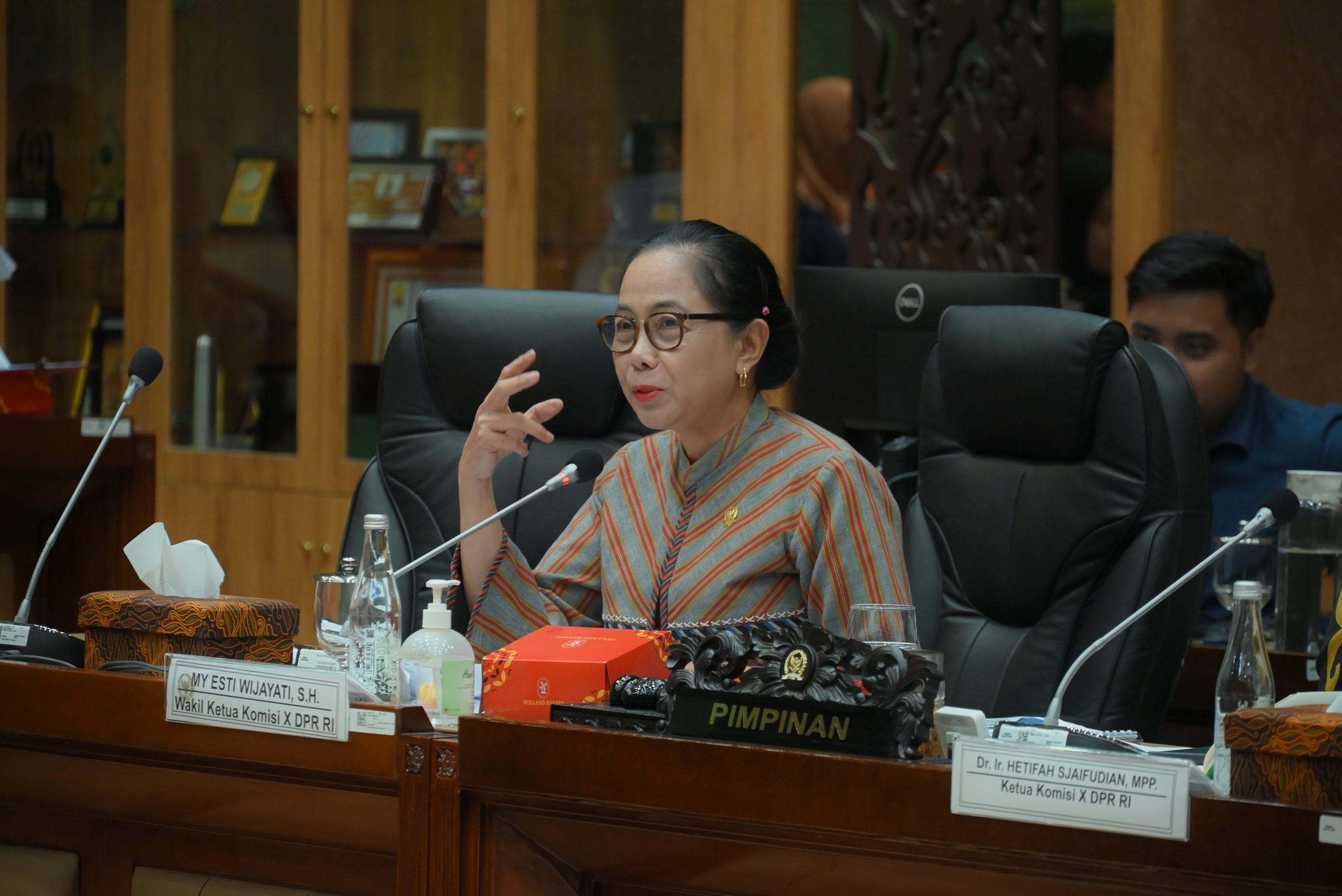 Wakil Ketua Komisi X DPR RI, My Esti Wijaya, saat memimpin Rapat Dengar Pendapat Umum (RDPU) dengan Majelis Rektor Indonesia di Gedung DPR RI, Kamis (27/2/2025). Foto: Mentari/vel.