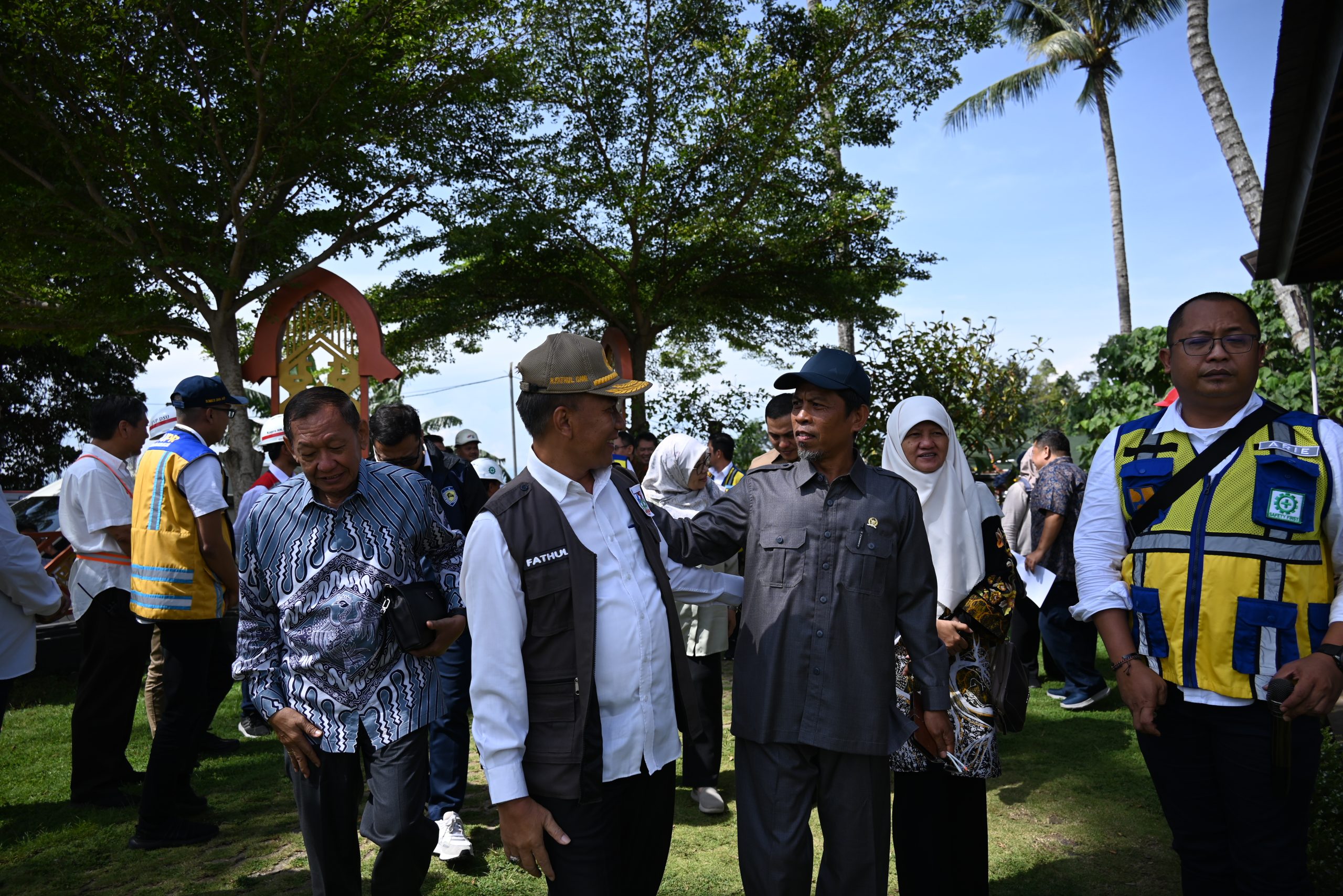 Anggota Komisi V DPR RI, Abdul Hadi, saat mengikuti Kunjungan Kerja Spesifik Komisi V DPR RI ke Bendungan Meninting, Kecamatan Gunungsari, Kabupaten Lombok Barat, Provinsi Nusa Tenggara Barat, Jumat (21/2/2025). Foto: Saum/vel.