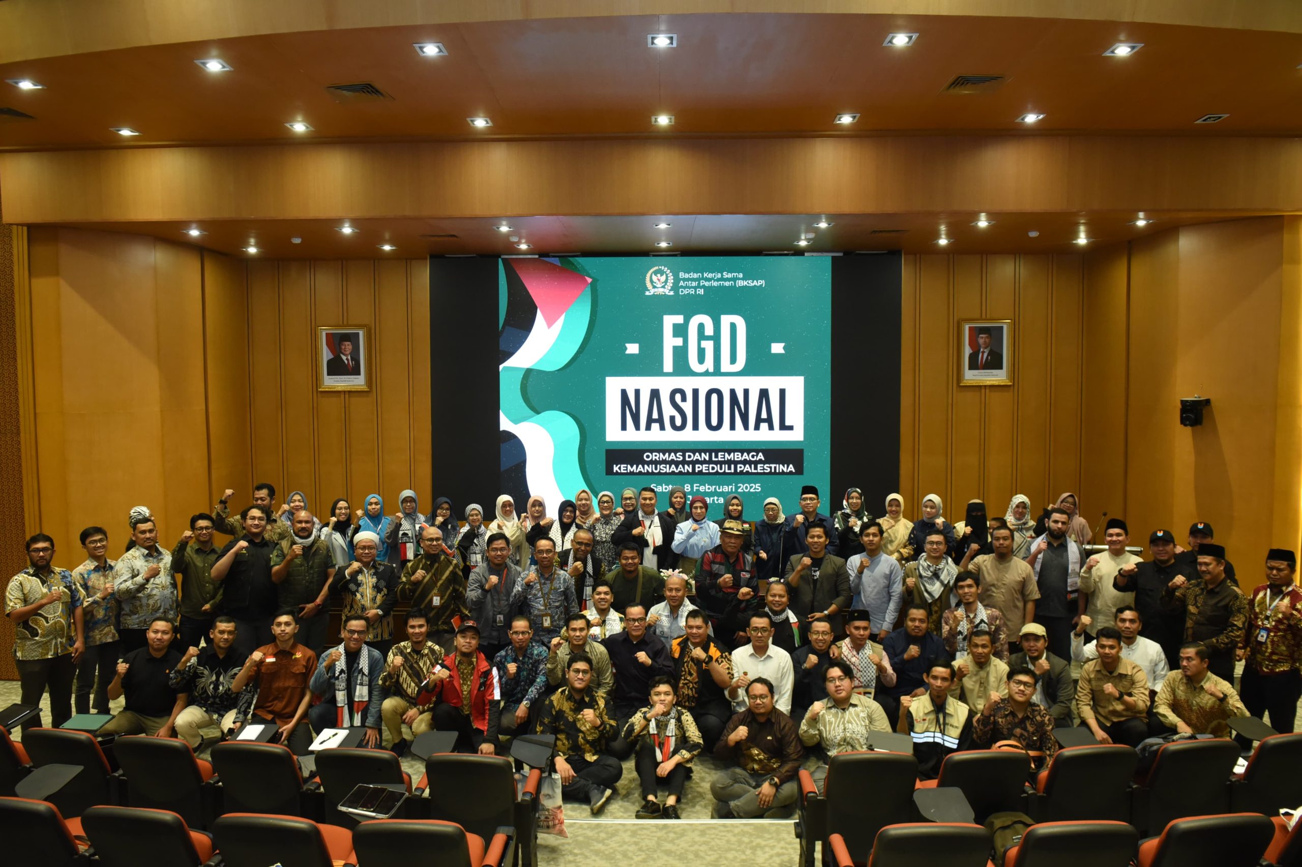Ketua Badan Kerja Sama Antar-Parlemen (BKSAP) DPR RI Mardani Ali Sera foto bersama usai mengikuti Forum Grup Discussion (FGD) dengan Ormas dan lembaga kemanusiaan untuk bantuan ke Palestina, di Gedung Nusantara, DPR RI, Senayan, Jakarta, Sabtu (8/2/2025). Foto : Jaka/Andri.