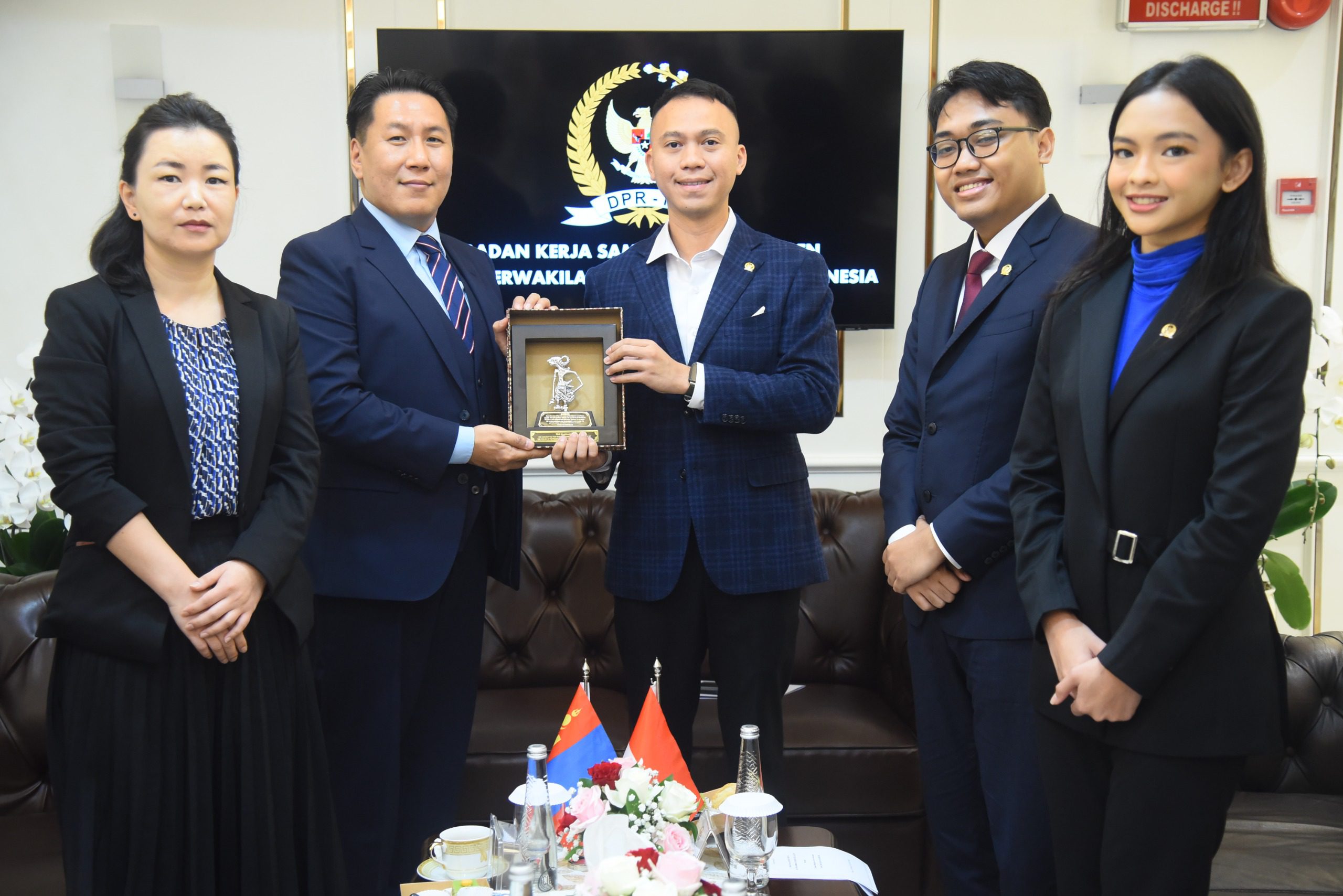 Wakil Ketua BKSAP DPR RI, Muhammad Husein Fadlulloh, saat bertukar cenderamata usai menerima kunjungan Duta Besar Mongolia untuk Indonesia, Tornike Enktaivan Dashnyam, di Nusantara III, DPR RI, Senayan, Jakarta, Senin (10/2/2025). Foto: Runi/vel.