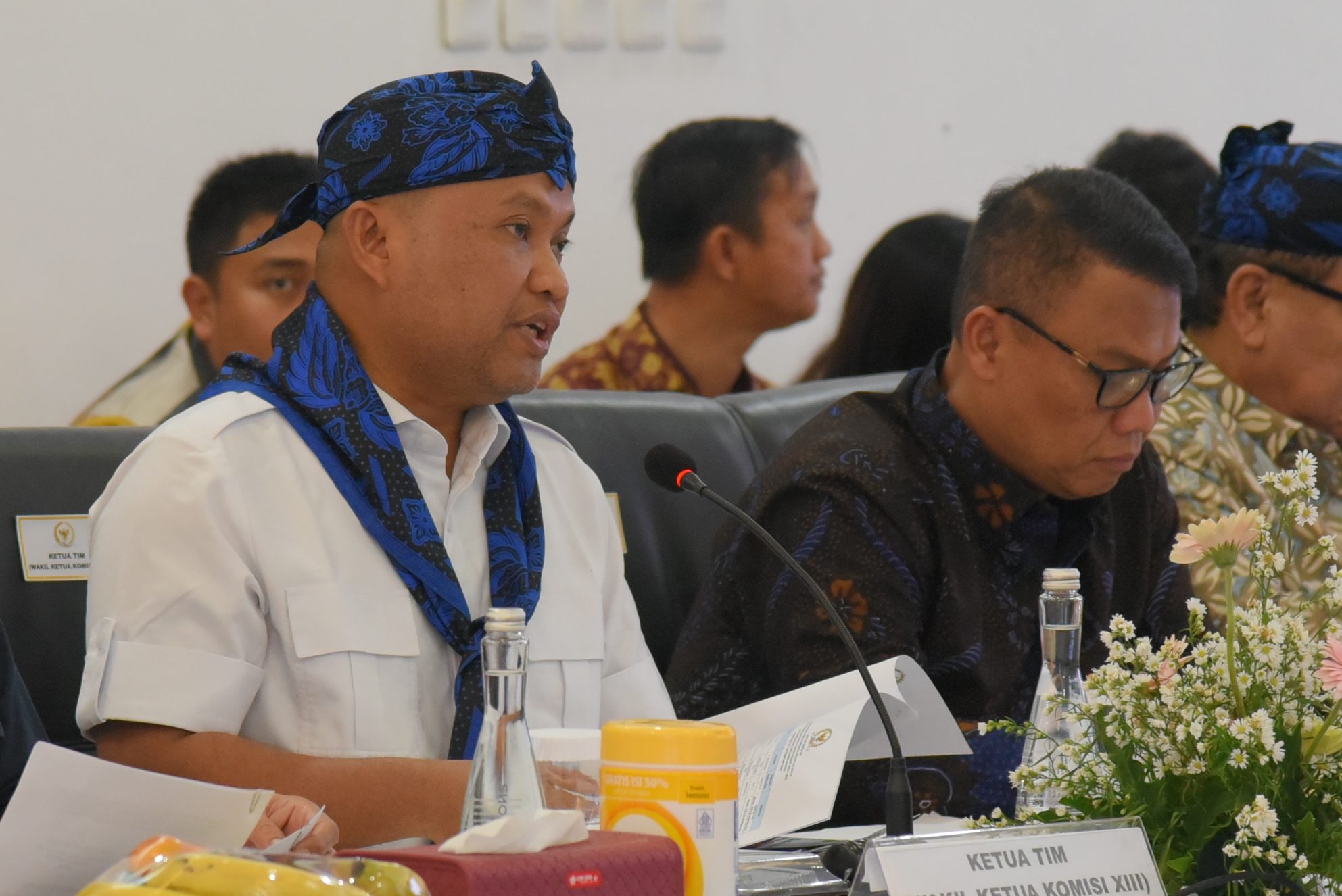 Wakil Ketua Komisi XIII DPR RI, Sugiat Santoso, saat memimpin pertemuan Tim Kunjungan Kerja Spesifik Komisi XIII DPR RI dengan jajaran Lapas kelas 1 Tangerang, Kementerian Imigrasi Pemasyarakatan se-Provinsi Banten, Kamis (20/2/2025). Foto: Balggys/vel.