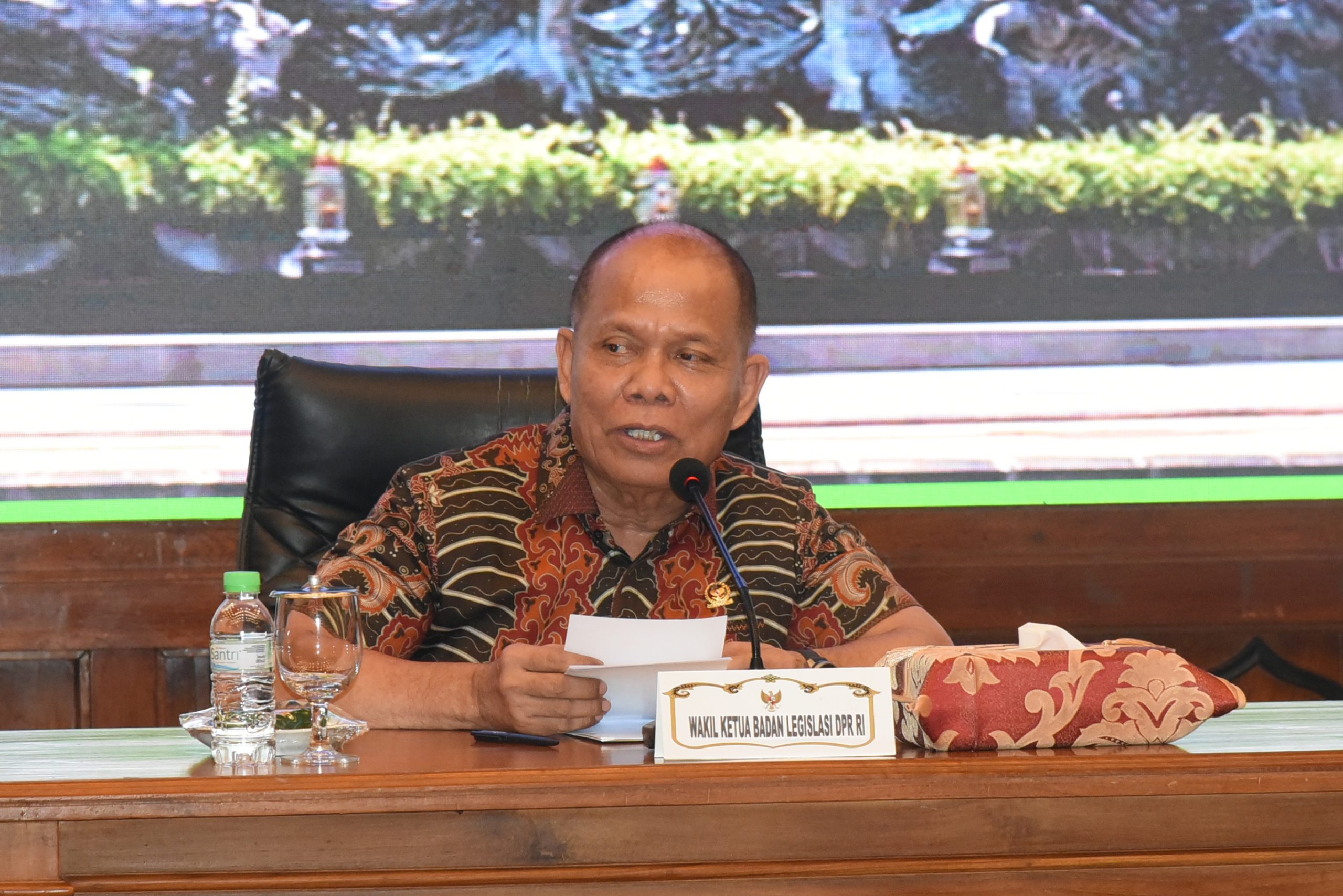 Wakil Ketua Badan Legislasi (Baleg) DPR RI, Sturman Panjaitan, saat memimpin kunjungan kerja Baleg DPR RI ke Surabaya, Jumat (21/2/2025). Foto: Eki/vel.