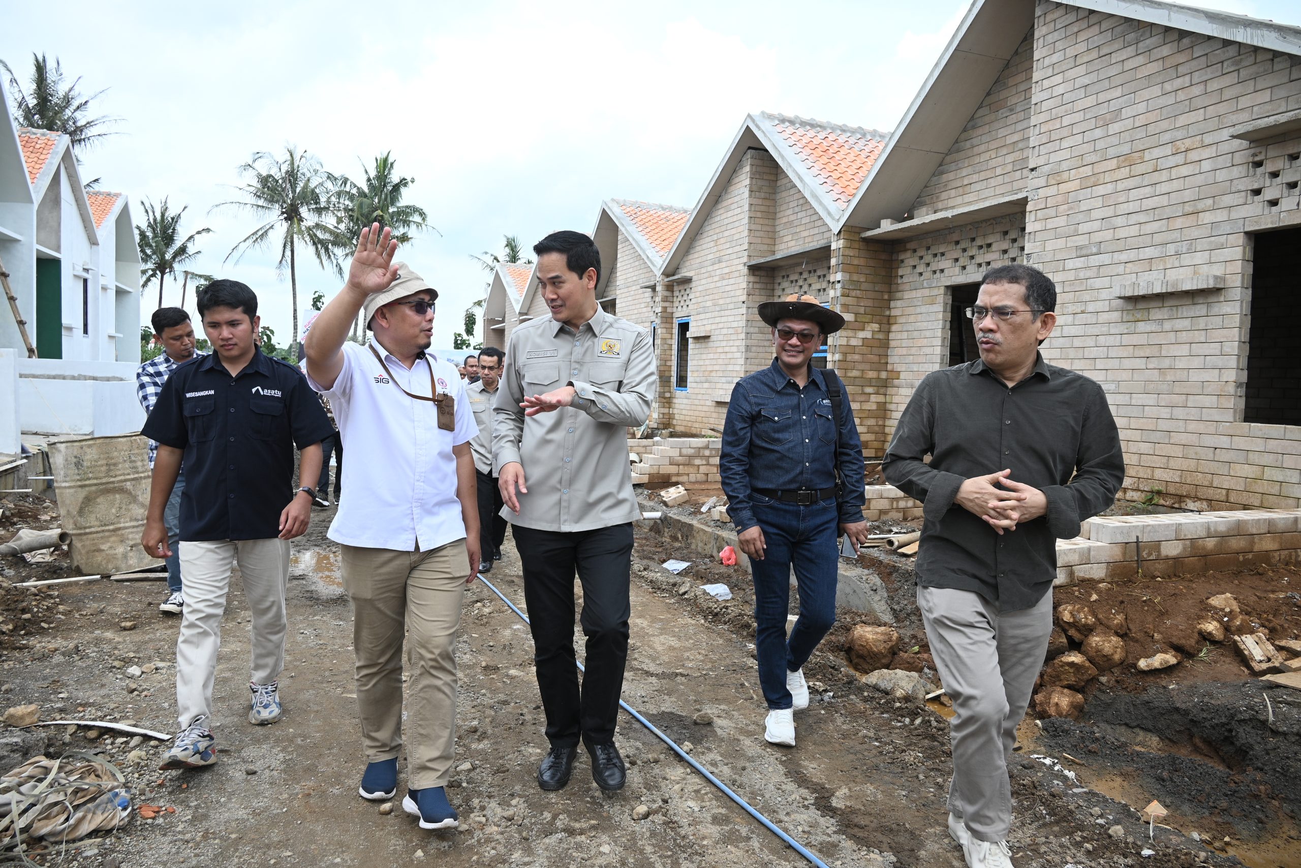 Wakil Ketua Komisi VI DPR RI, Adisatrya Suryo Sulisto, bersama tim saat meninjau implementasi precise-interlock brick yang dikembangkan PT Semen Indonesia (SIG) pada kawasan perumahan di Kabupaten Kendal, Jawa Tengah, Kamis (20/2/2025). Foto: Farhan/vel.
