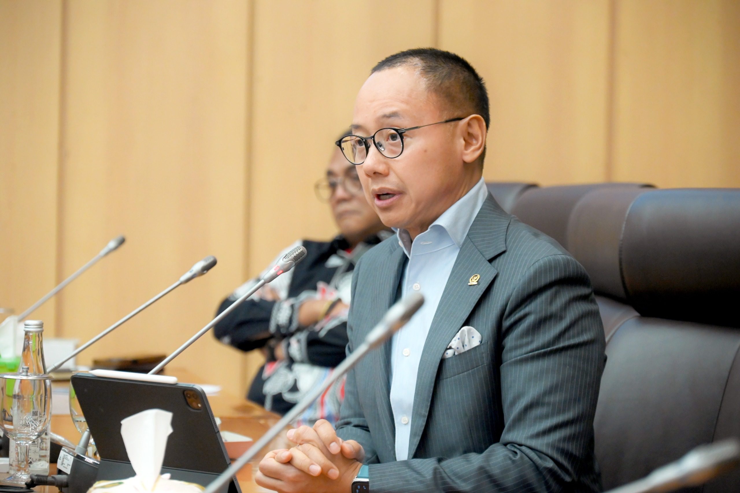 Anggota Komisi XII DPR RI Eddy Soeparno, saat mengikuti RDP Komisi XII dengan Kepala SKK Migas dan 10 Dirut KKKS Terbesar di Indonesia di Gedung Nusantarai I, Senayan, Jakarta, Kamis (27/2/2025). Foto: Mentari/vel.