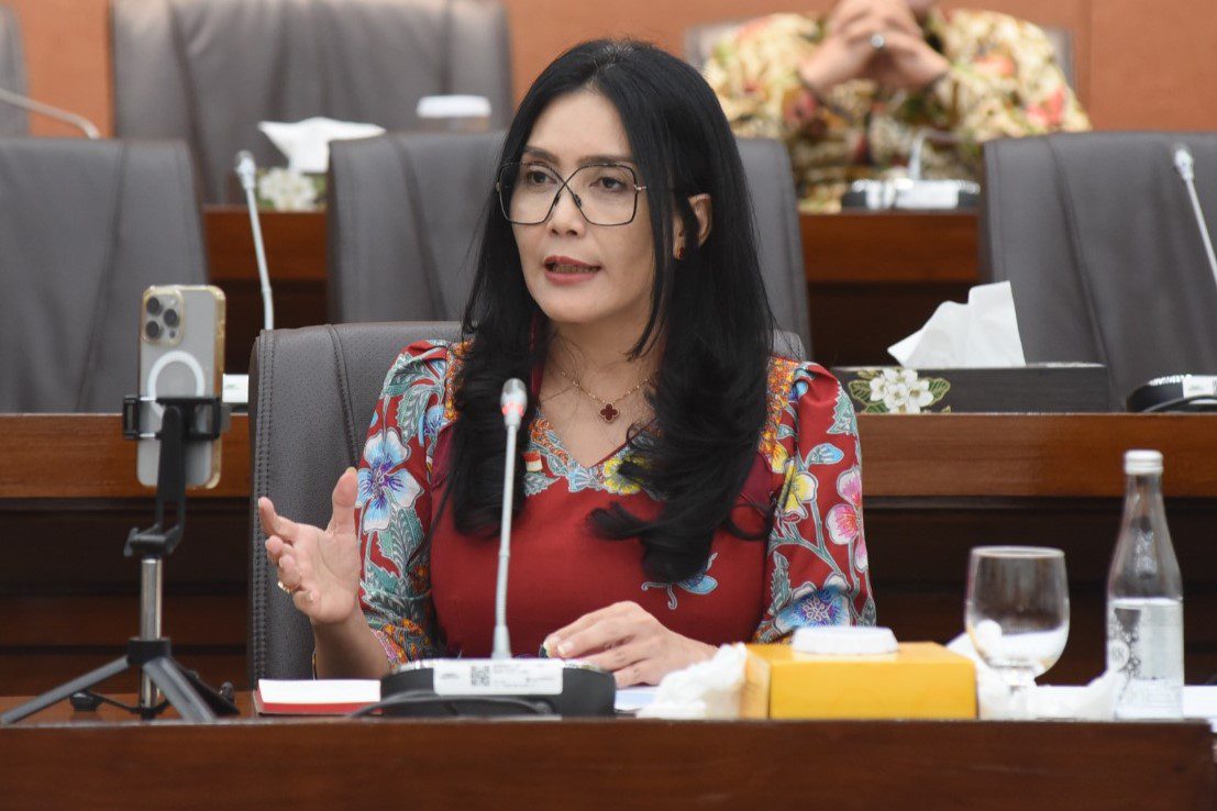 Anggota Komisi VI DPR RI Rieke Diah Pitaloka, saat mengikuti Rapat Dengar Pendapat Komisi VI dengan Direktur Utama PT Len Industri (Persero) Joga Dharma Setiawan beserta subholding di Gedung Nusantara I, Senayan, Jakarta, Kamis (27/2/2025). Foto: Arief/vel.
