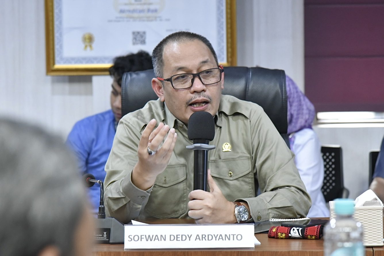 Anggota Komisi V DPR RI Sofwan Dedy Ardyanto, saat pertemuan kunjungan kerja Komisi V DPR RI di Sekolah Politeknik Pelayaran Malahayati Aceh, Jumat (21/2/2025). Foto: Dipa/vel.