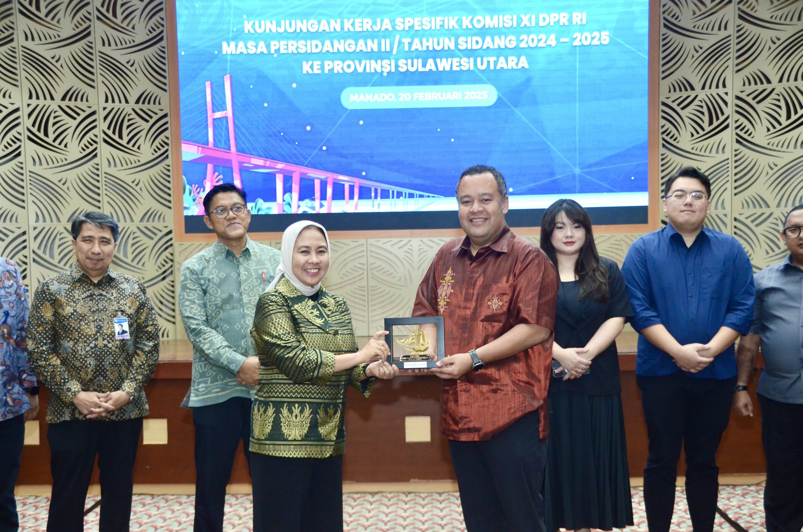 Wakil Ketua Komisi XI DPR RI Mohamad Hekal, saat bertukar cenderamata usai memimpin pertemuan Kunjungan Kerja Spesifik bersama Bank Indonesia (BI) di Kota Manado, Sulawesi Utara, Kamis (20/2/2025). Foto: Bunga/vel.