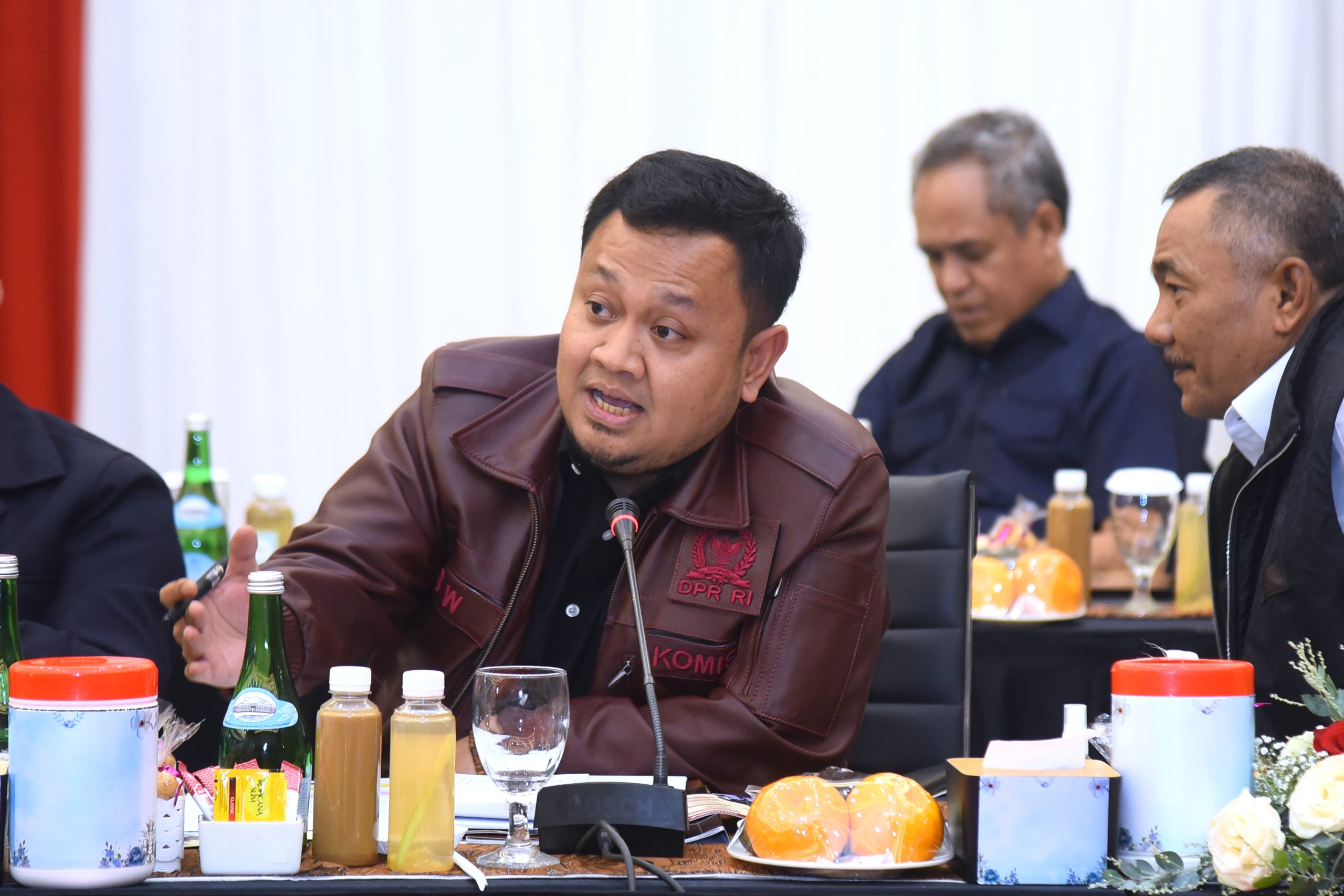 Anggota Komisi III DPR RI, Bimantoro Wiyono, saat mengikuti Kunjungan Kerja Spesifik dengan Kapolda Jatim Komjen Pol Imam Sugianto beserta jajaran dan Kepala Kejati Jatim Mia Amiati di Gedung Mahameru, Polda Jatim, Jumat (21/2/2025). Foto: Runi/vel.