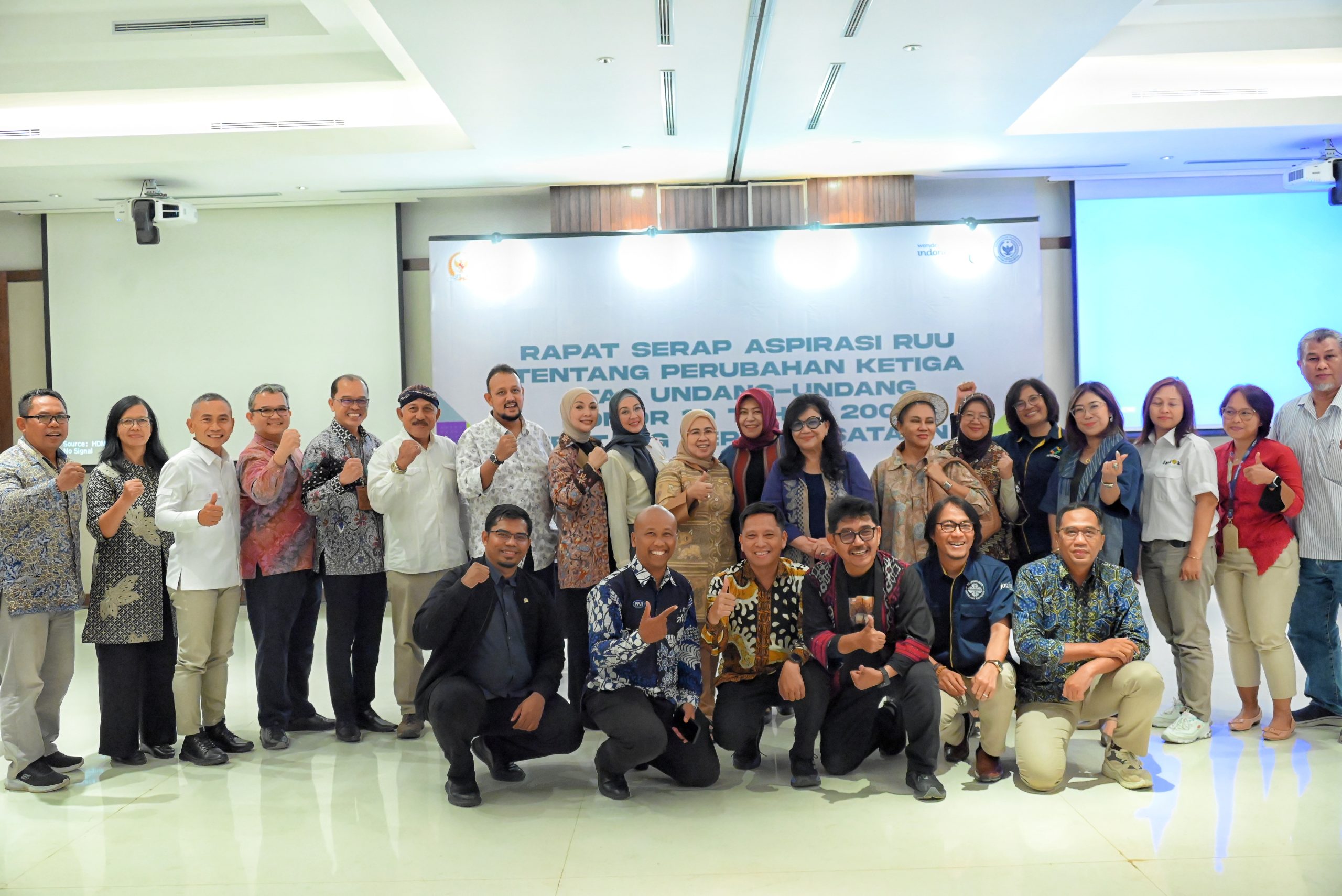 Anggota Komisi VII DPR RI, Erna Sari Dewi, dalam foto bersama usai mengikuti pertemuan dengan Pemda Yogyakarta serta pelaku industri pariwisata di Yogyakarta, Kamis (13/2/2025). Foto: Mentari/vel.