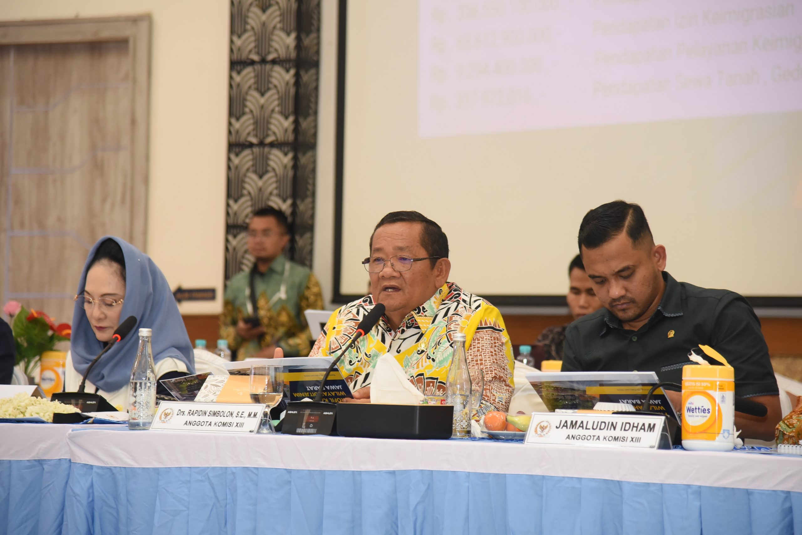 Anggota Komisi XIII DPR RI Rapidin Simbolon, saat pertemuan Tim Kunjungan Kerja Spesifik Tim Komisi XIII DPR RI dengan jajaran Kementerian Hukum dan HAM, Imigrasi, serta Pemasyarakatan se-Provinsi Jawa Barat, Bandung, Kamis (20/2/2025). Foto: Arief/vel.