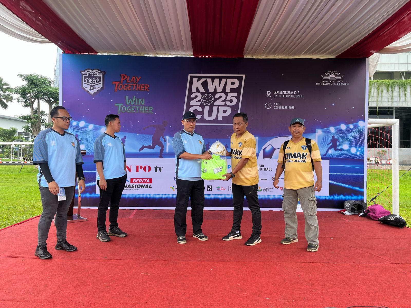 Kepala Biro Pemberitaan Parlemen Indra Pahlevi, saat menghadiri dan membuka kegiatan KWP Cup Mini Soccer Tahun 2025 di Lapangan Kompleks Parlemen, Senayan, Jakarta, Sabtu (22/2/2025). Foto: Ist/vel.