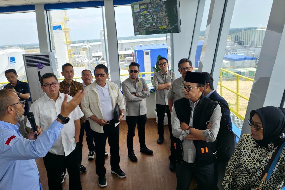 Tim Kunjungan Kerja Spesifik Komisi VI DPR RI, saat meninjau Smelter milik PT Freeport Indonesia di Kabupaten Gresik, Provinsi Jawa Timur, Kamis (20/02/2025). Foto: Nadhen/vel.