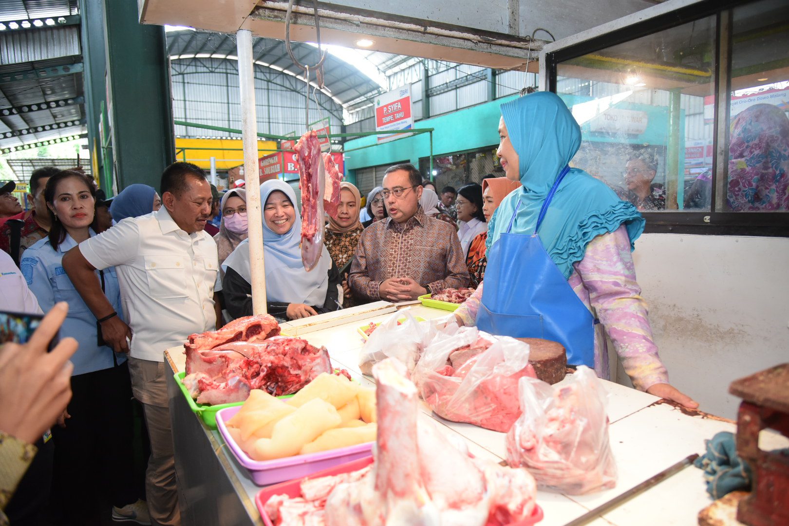 Ketua Tim Kunjungan Kerja Spesifik Komisi IX DPR RI M. Yahya Zaini, bersama tim saat mengecek keamanan makanan dan minuman ke Pasar Oro-oro Dowo Kota Malang, Kamis (27/2/2025). Foto: Oji/vel.