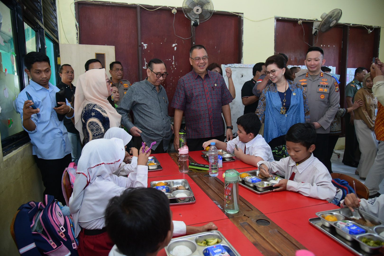 Anggota Badan Aspirasi Masyarakat (BAM) DPR RI Harris Turino, bersama tim saat melihat langsung pelaksanaan program MBG di SDN Lengkong Gudang Timur, Serpong, Tangerang Selatan, Banten, Kamis (13/2/2025). Foto: Oji/vel.