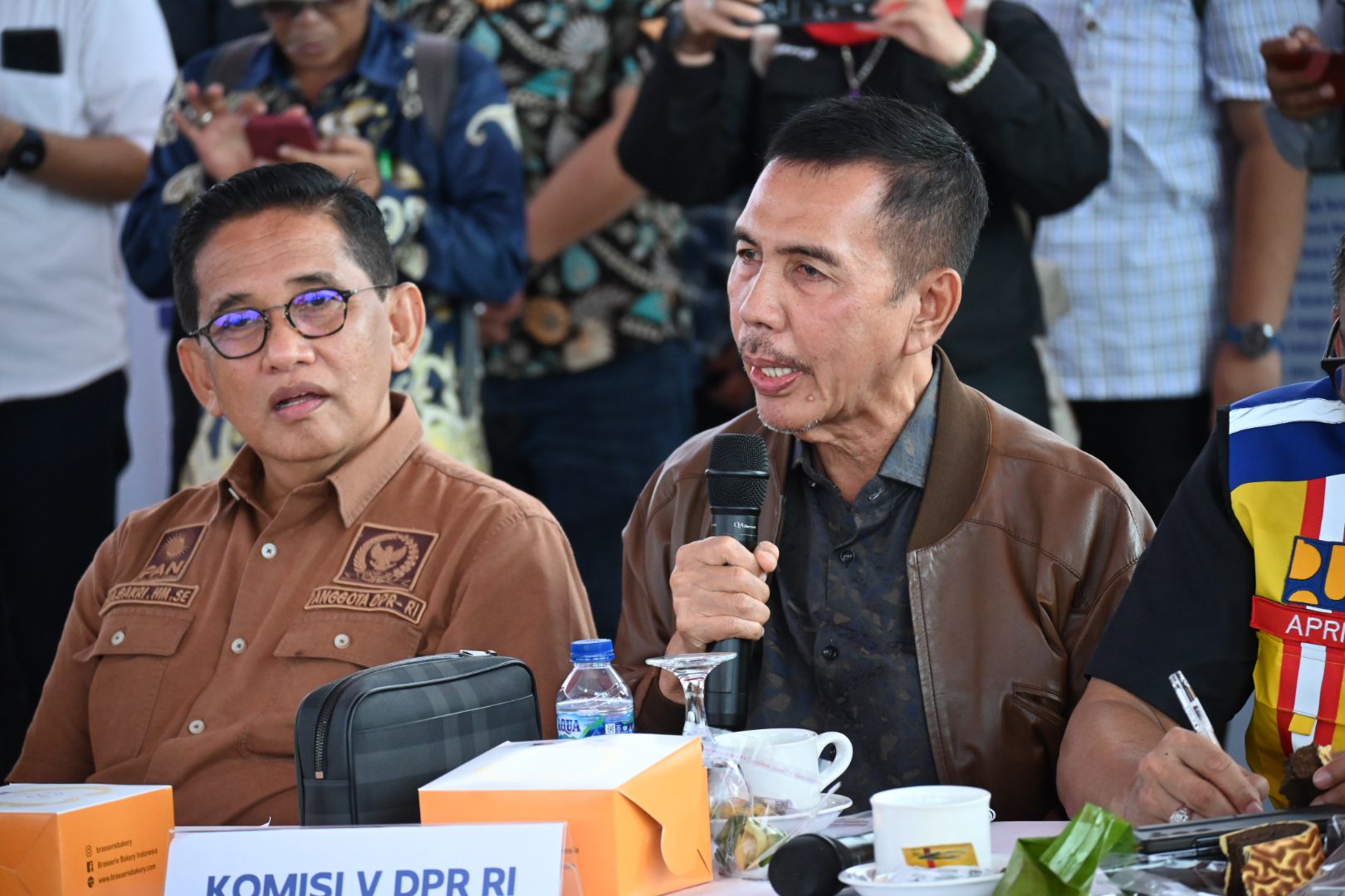 Anggota Komisi V DPR RI Ishak Mekki, saat mengikuti Kunjungan Kerja Tim Komisi V DPR RI ke proyek tol Palembang-Jambi, di Palembang, Sumatera Selatan, Jumat (21/2/2025). Foto: Prima/vel.