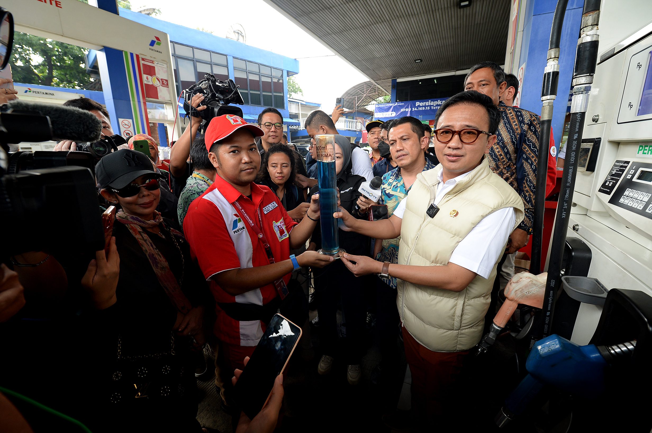 Wakil Ketua Komisi XII DPR RI Bambang Haryadi bersama dengan Anggota Komisi XII lainnya, saat melakukan sidak ke SPBU Pertamina di kawasan Cibubur, Jakarta Timur, Kamis (27/2/2025). Foto: Runi/vel.