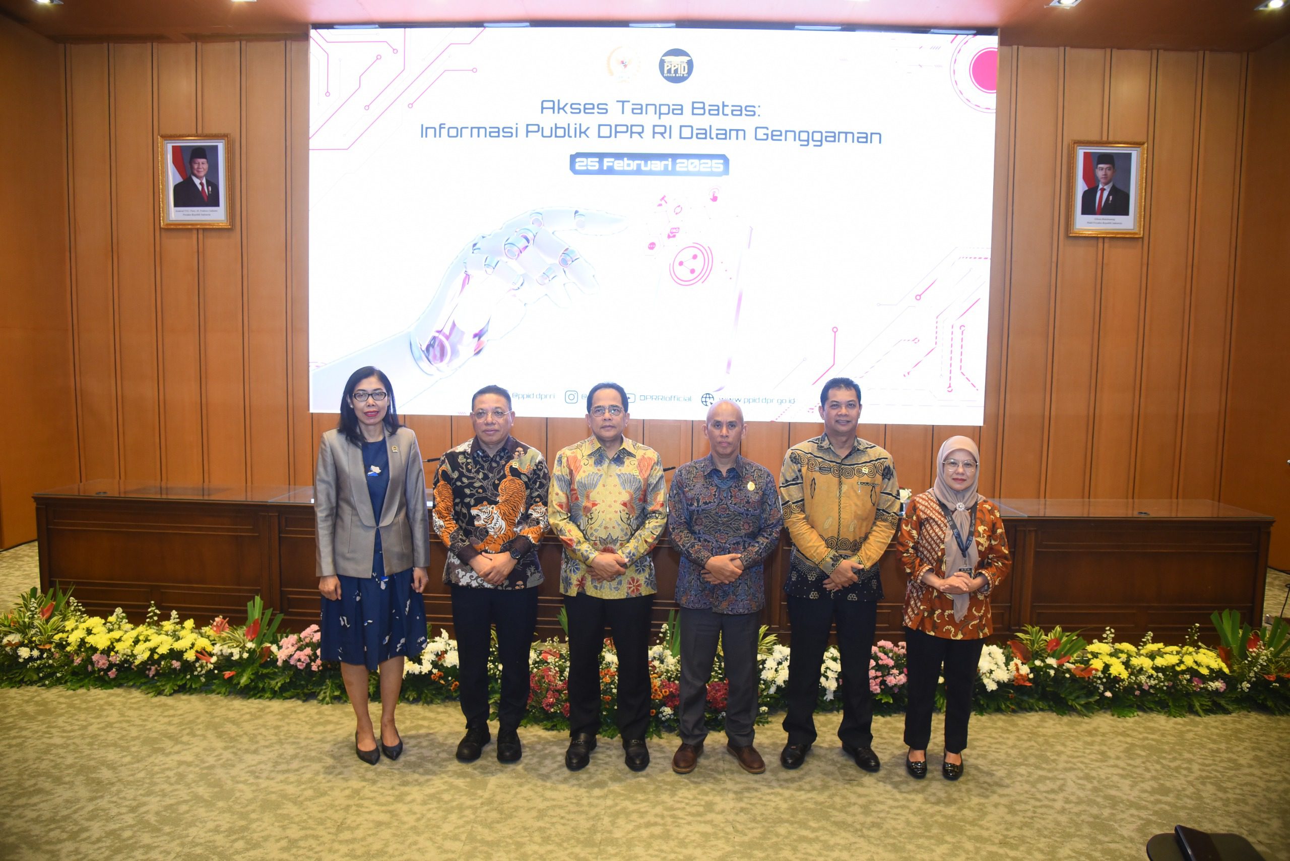 Sekretaris Jenderal (Sekjen) DPR RI, Indra Iskandar, dalam foto bersama usai acara peluncuran aplikasi Mobile (ponsel) PPID di Ruang Abdul Muis, Senayan, Jakarta, Selasa (25/2/2025). Foto: Runi/vel.