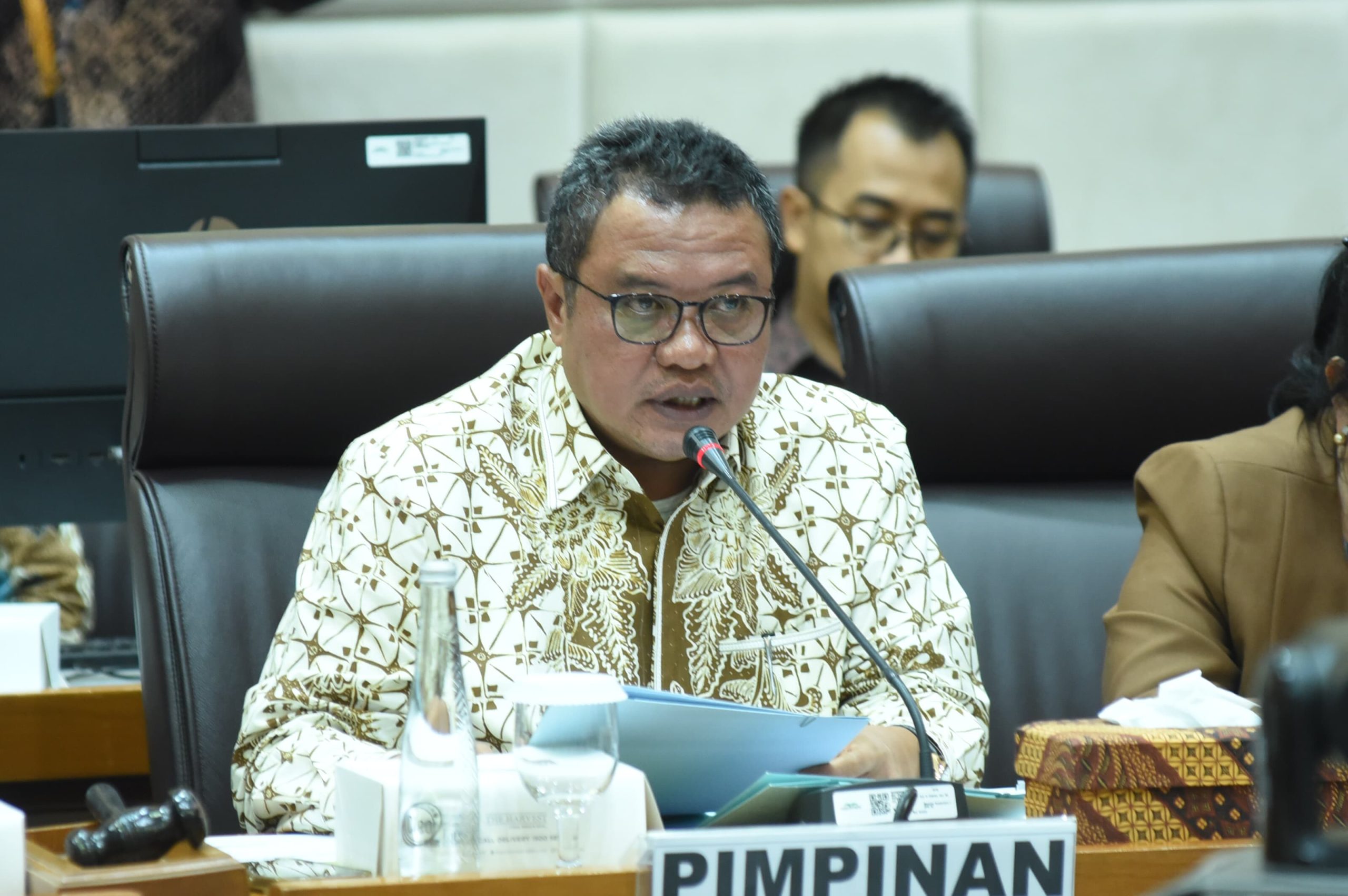 Wakil Ketua Komisi VII DPR RI, Lamhot Sinaga, saat memimpin Rapat Kerja Komisi VII DPR RI, di Nusantara I, Senayan, Jakarta, Rabu (12/2/2025). Foto: Jaka/vel.