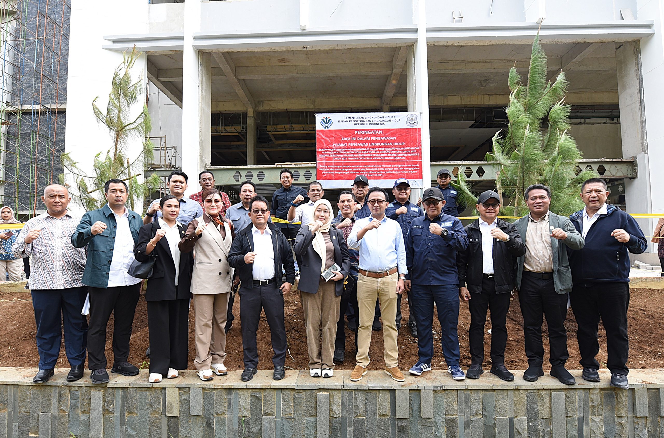 Anggota Komisi XII DPR RI Syafruddin foto bersama usai mengikuti sidak lapangan ke KEK MNC Lido City, Bogor, Jawa Barat, Senin (10/2/2025). Foto : Jaka/Andri.