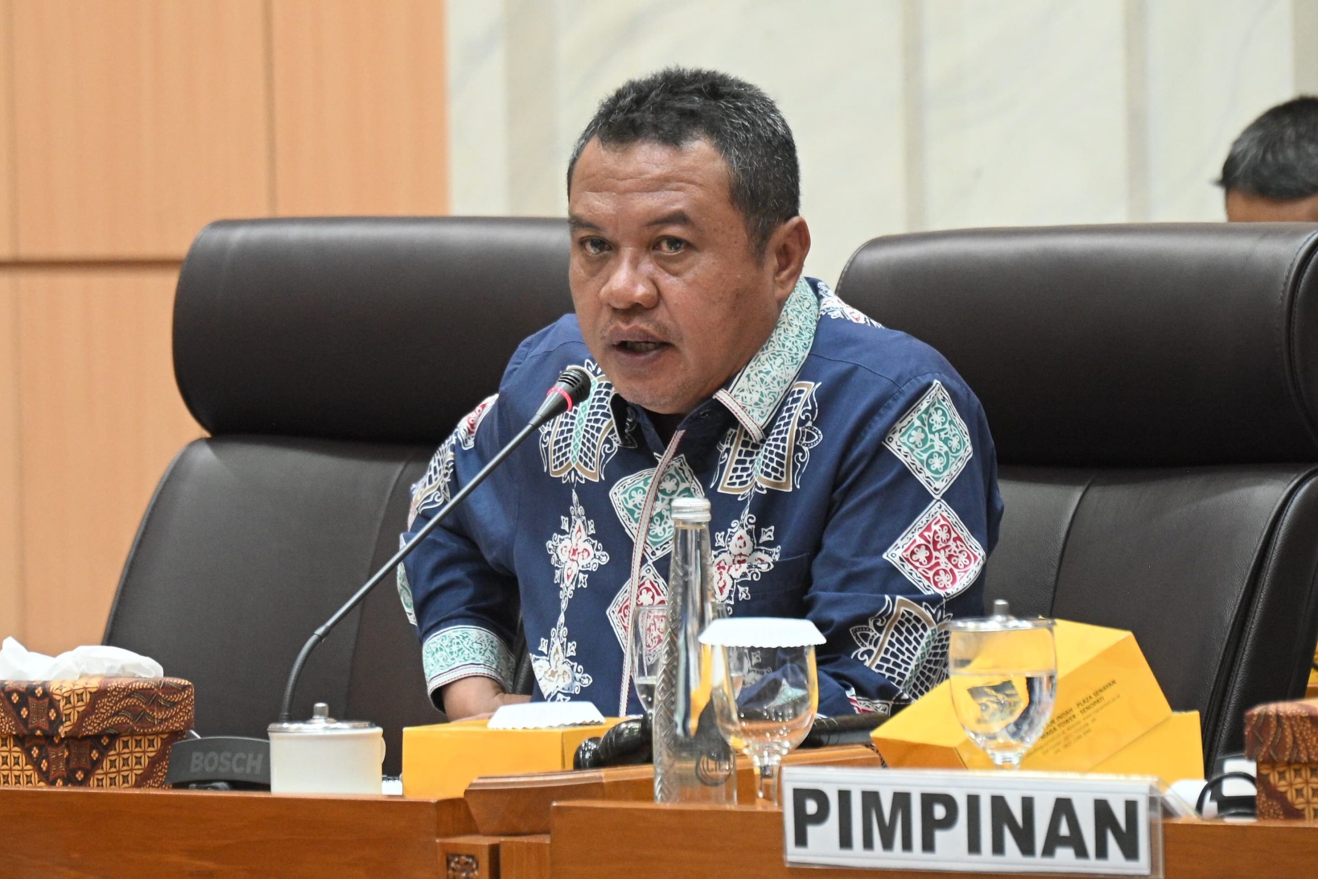 Wakil ketua komisi VII DPR RI, Lamhot Sinaga, saat rapat kerja dengan Menteri Pariwisata di Senayan, Jakarta, Senin (3/2/2025). Foto: Farhan/vel.