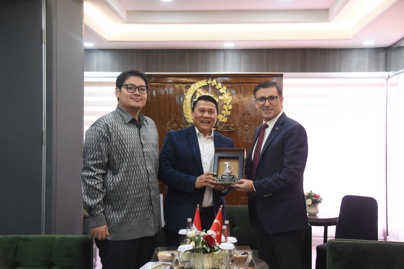 Ketua BKSAP DPR RI, Mardani Ali Sera, saat bertukar cenderamata usai melakukan pertemuan dengan Duta Besar Kazakhstan untuk RI, Serzhan Abdykatimov, di Gedung Nusantara III, Senayan, Jakarta, Kamis (27/2/2025). Foto: Arief/vel.