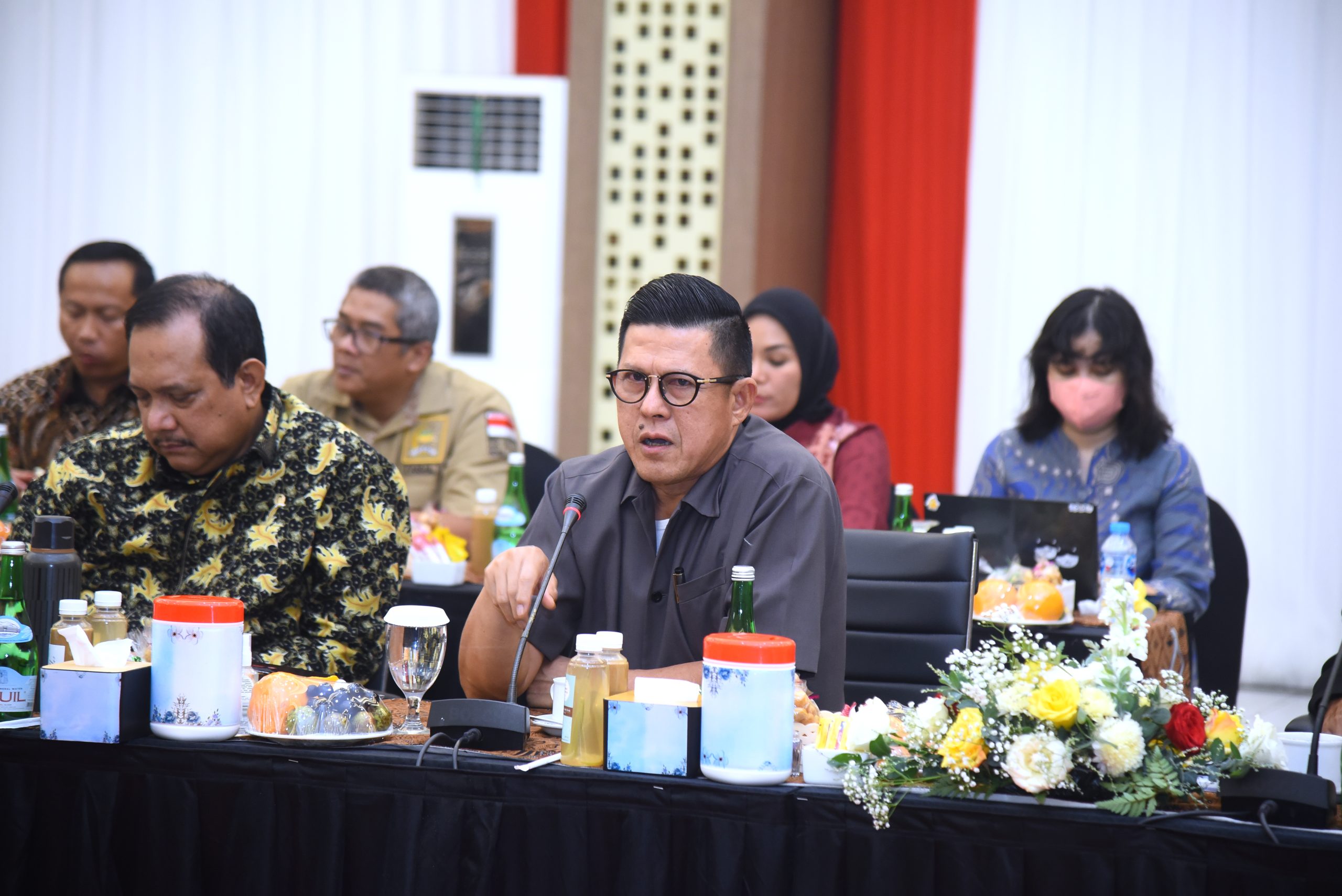 Anggota Komisi III DPR RI Soedeson Tandra, saat mengikuti Kunjungan Kerja Spesifik Komisi III dengan Kapolda Jawa Timur Komjen Pol Imam Sugianto beserta Jajaran dan Kepala Kejaksaan Tinggi Jawa Timur Mia Amiati di Kepolisian Daerah Jawa Timur, Jumat (21/02/2025). Foto: Runi/vel.